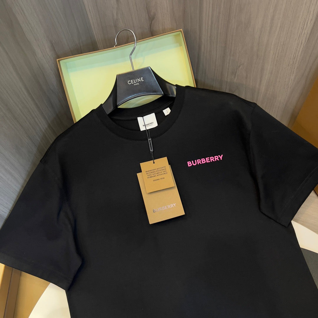 Schwarz-weißes T-Shirt