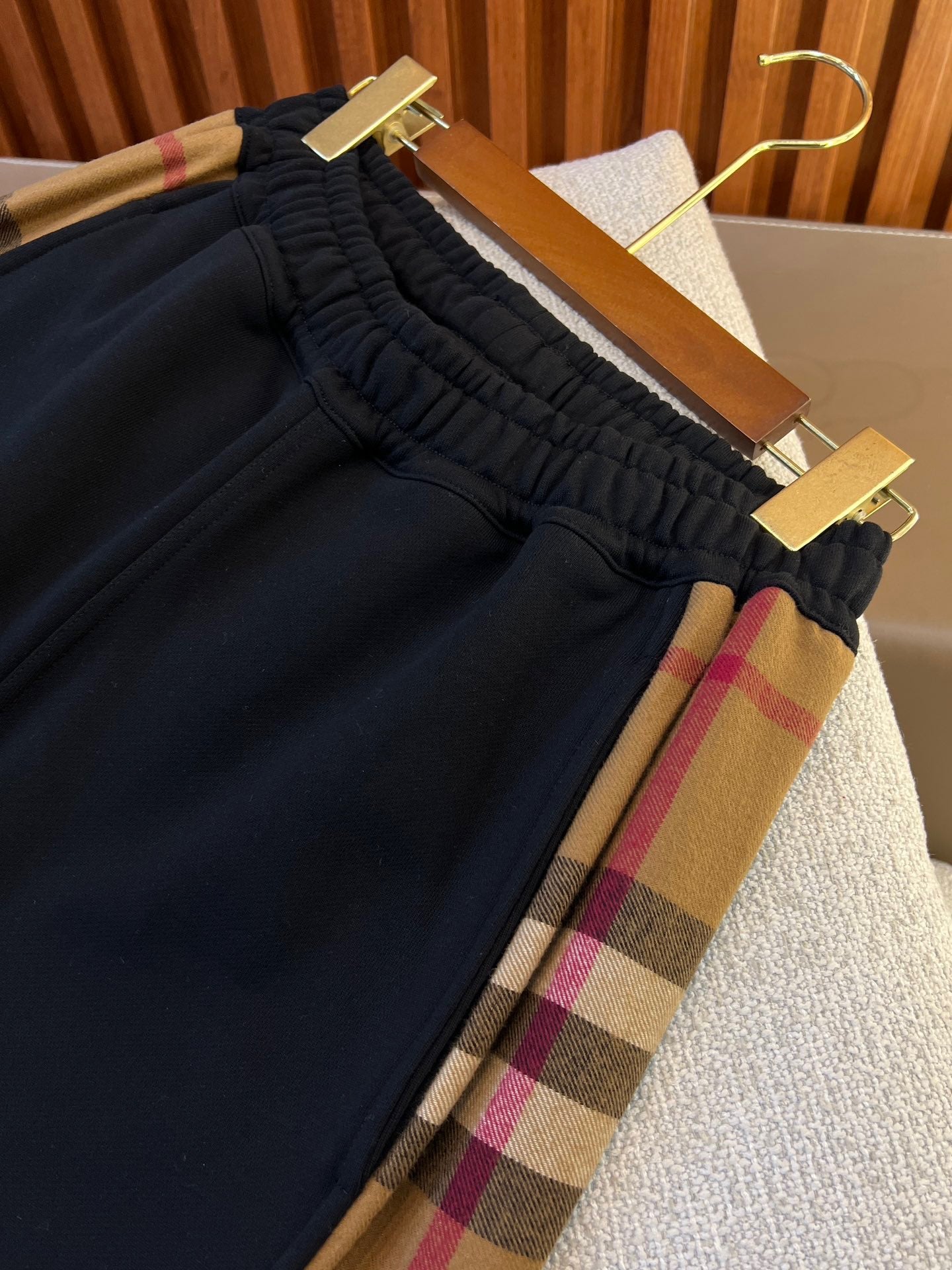 Schwarze, graue, khakifarbene und blaue Hose