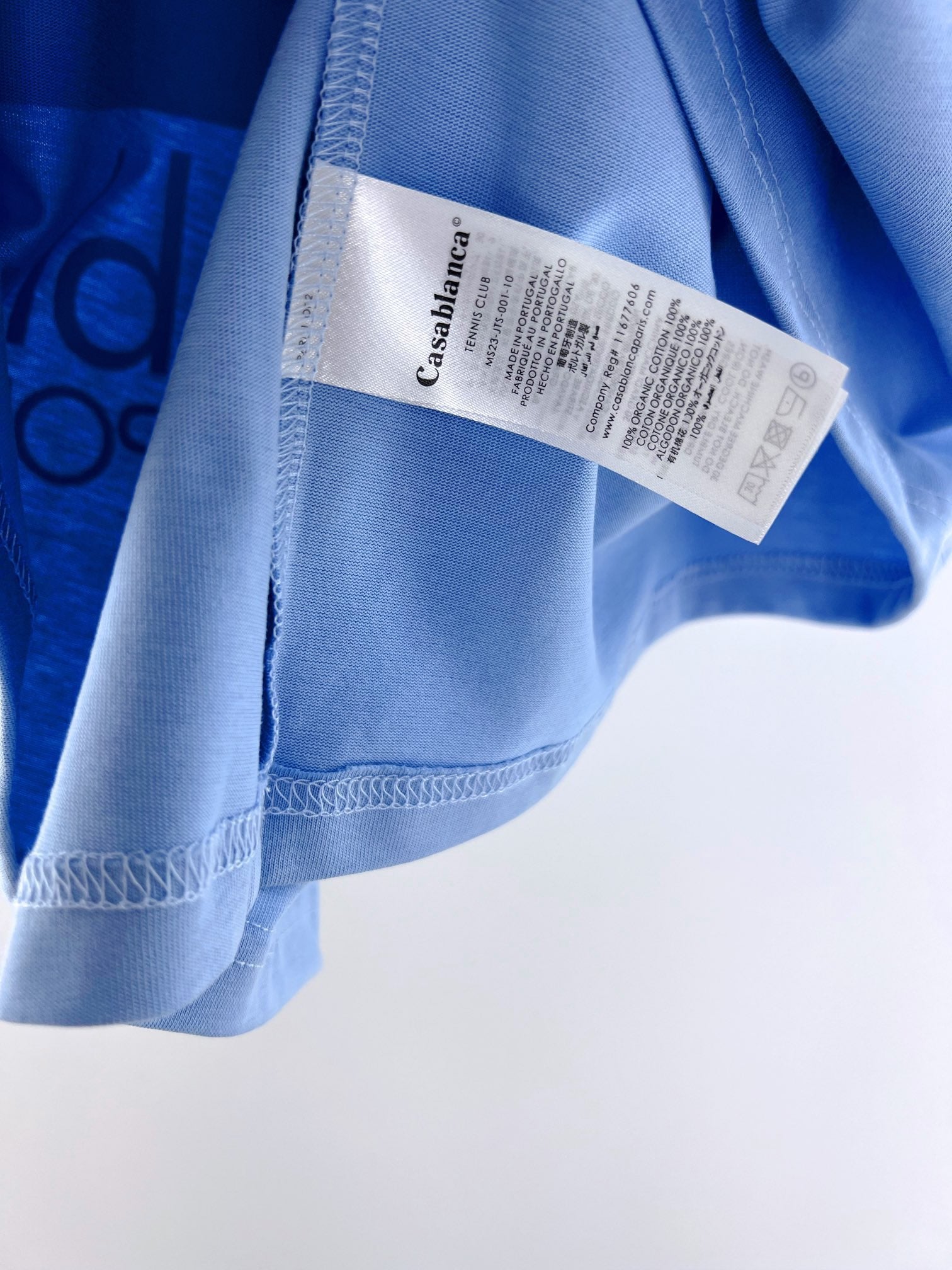 Himmelblaues und weißes T-Shirt