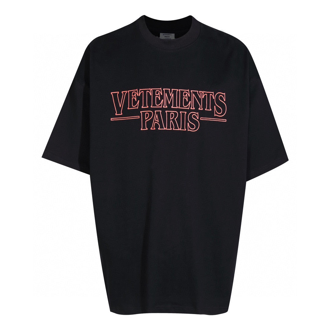 Schwarzes, weißes und lila T-Shirt
