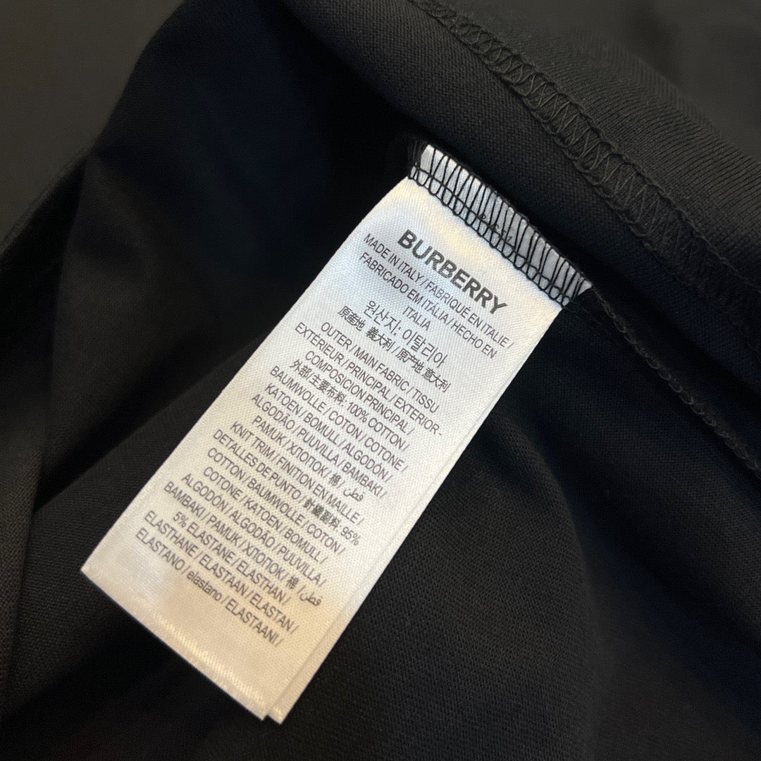 Schwarz-weißes T-Shirt