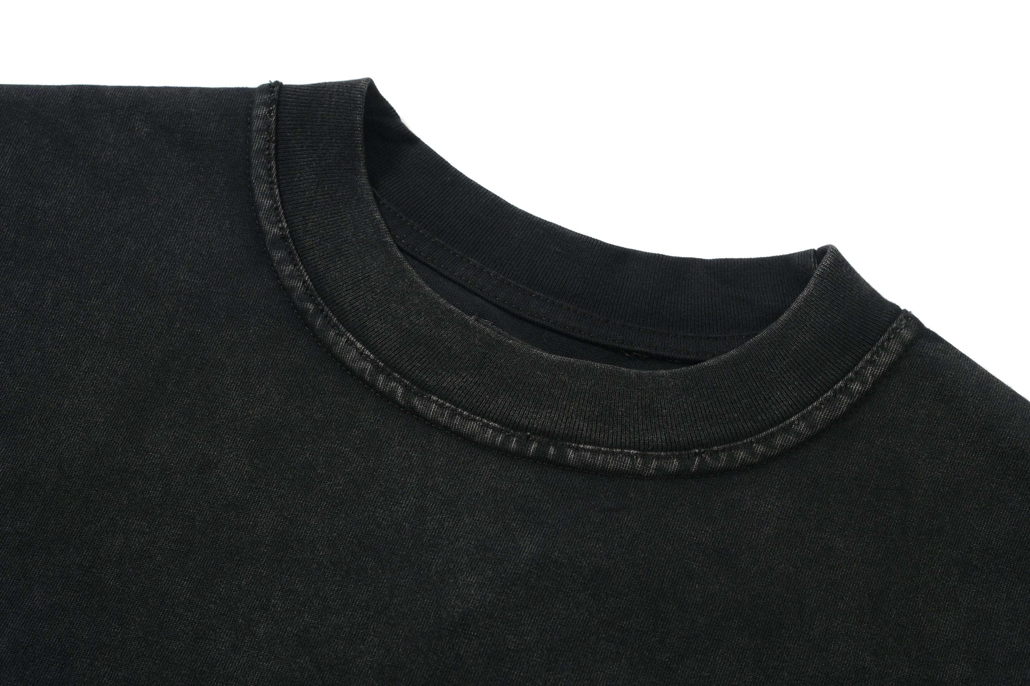 Schwarz-weißes T-Shirt