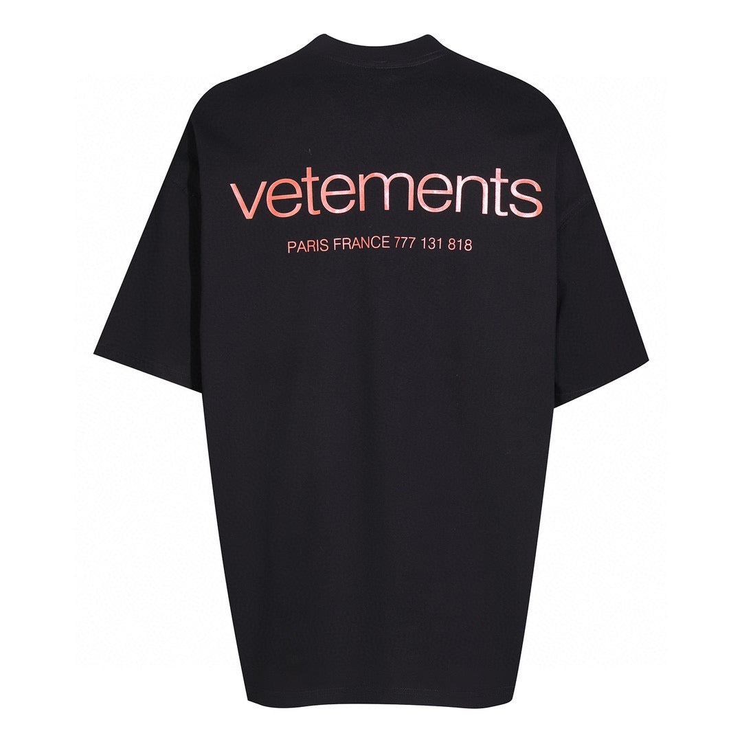 Schwarz-weißes T-Shirt