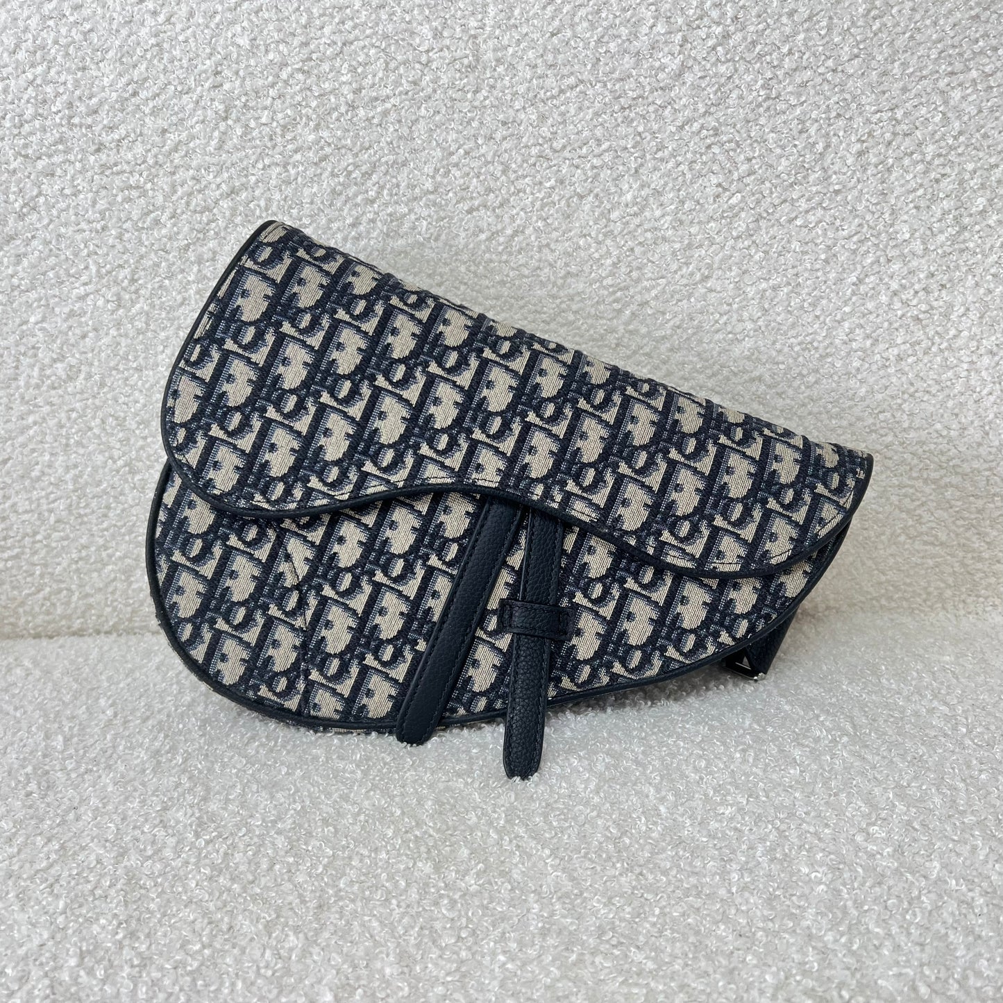 Blaue und schwarzgraue Tasche