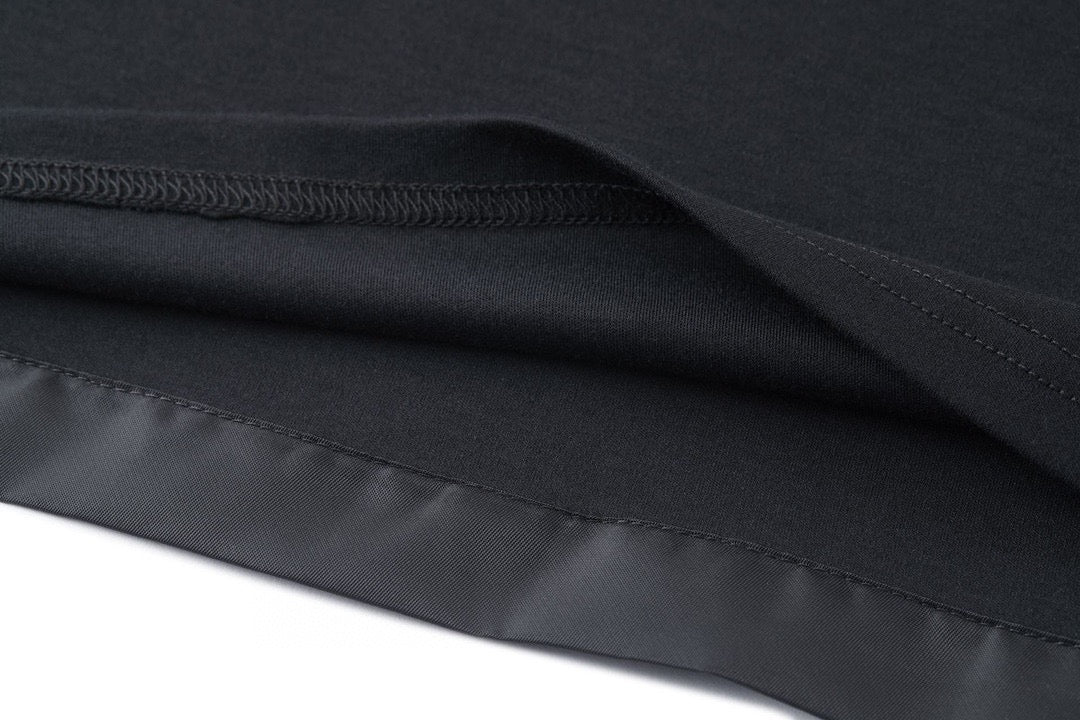 تي شيرت أبيض وأسود