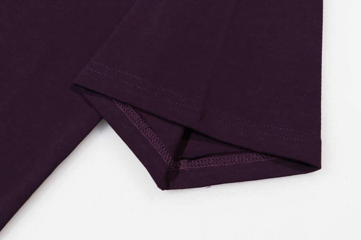 Schwarzes, weißes und lila T-Shirt