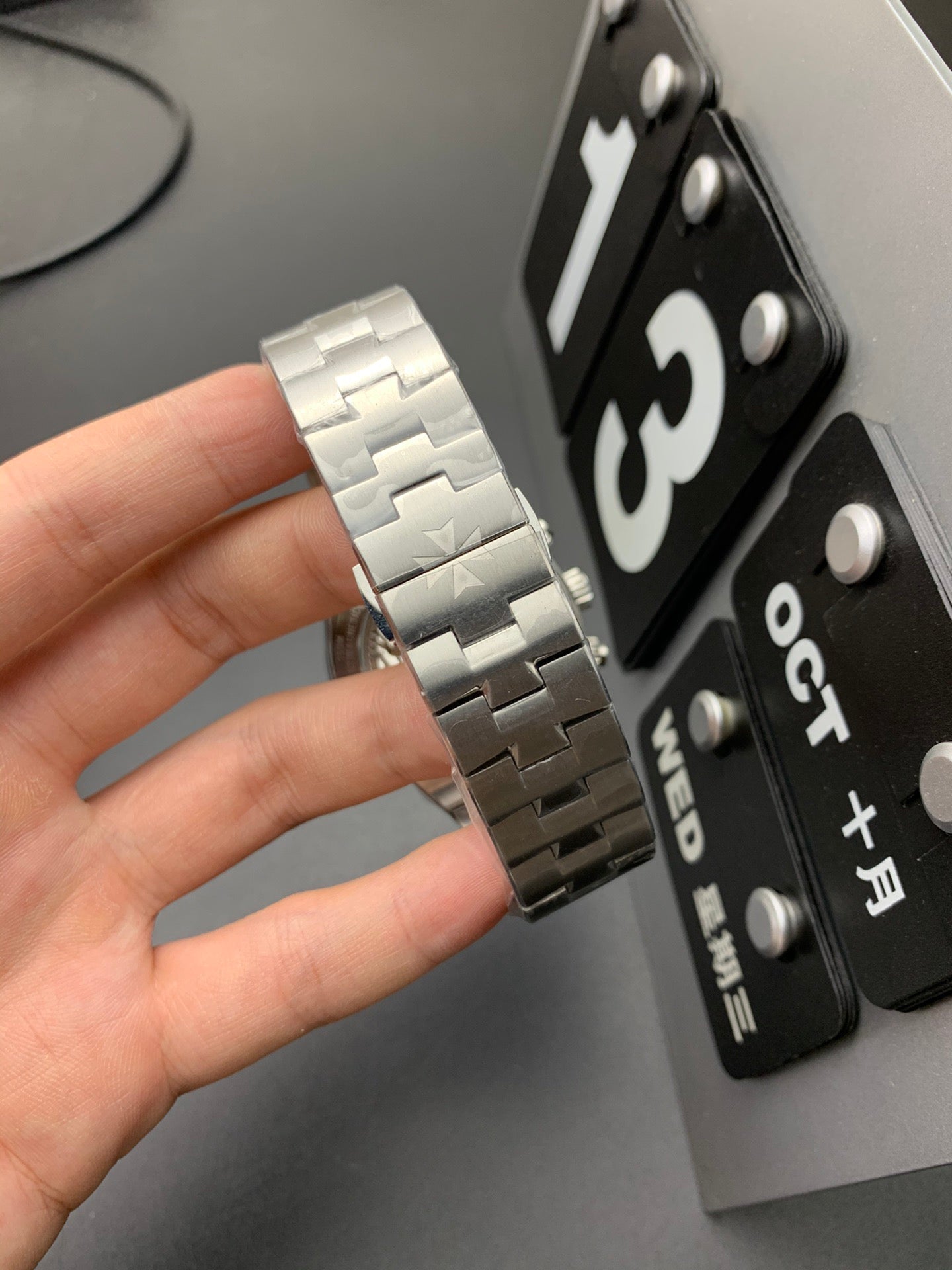 ساعة بيضاء زرقاء