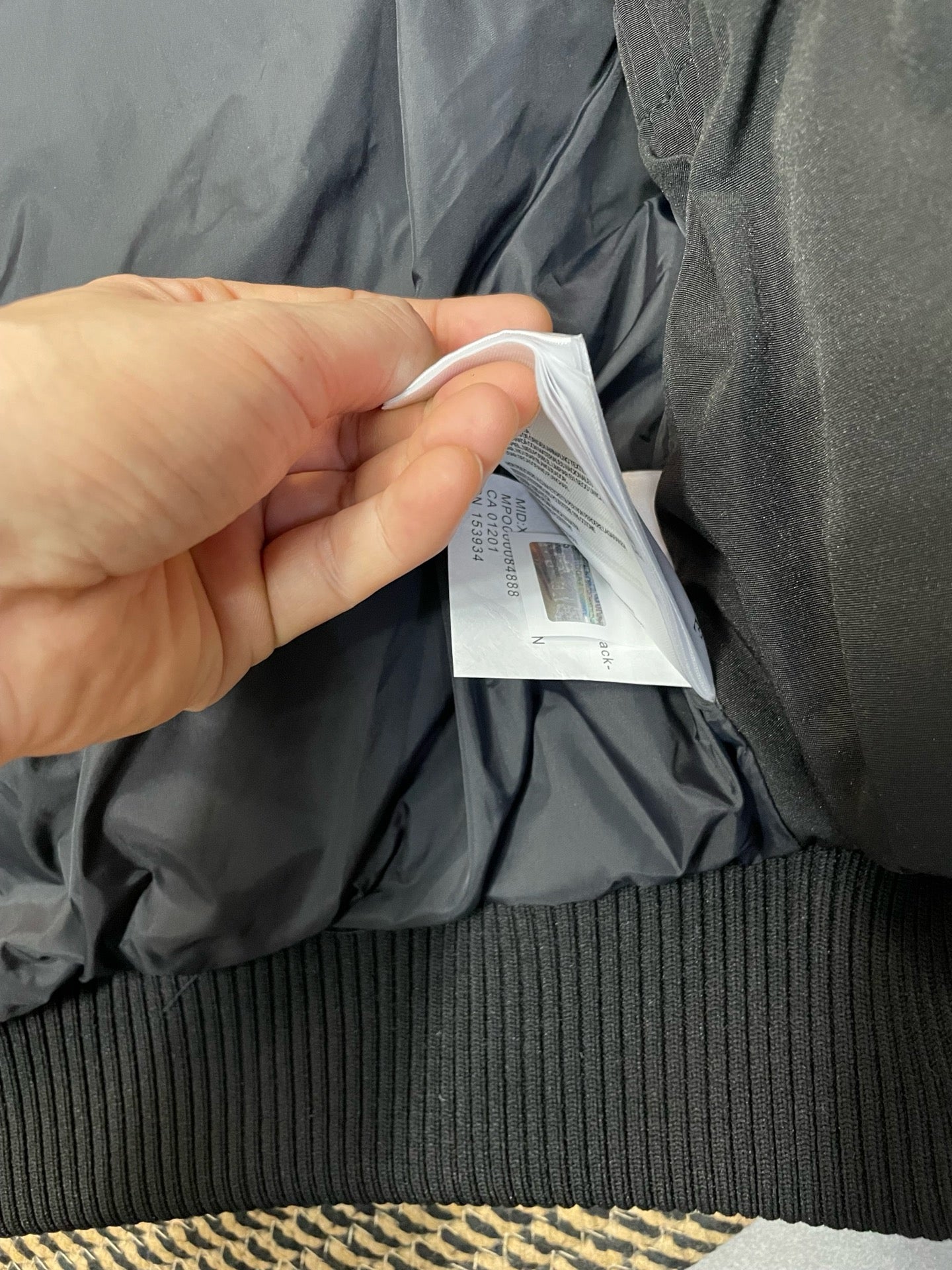 weiße und schwarze Jacke