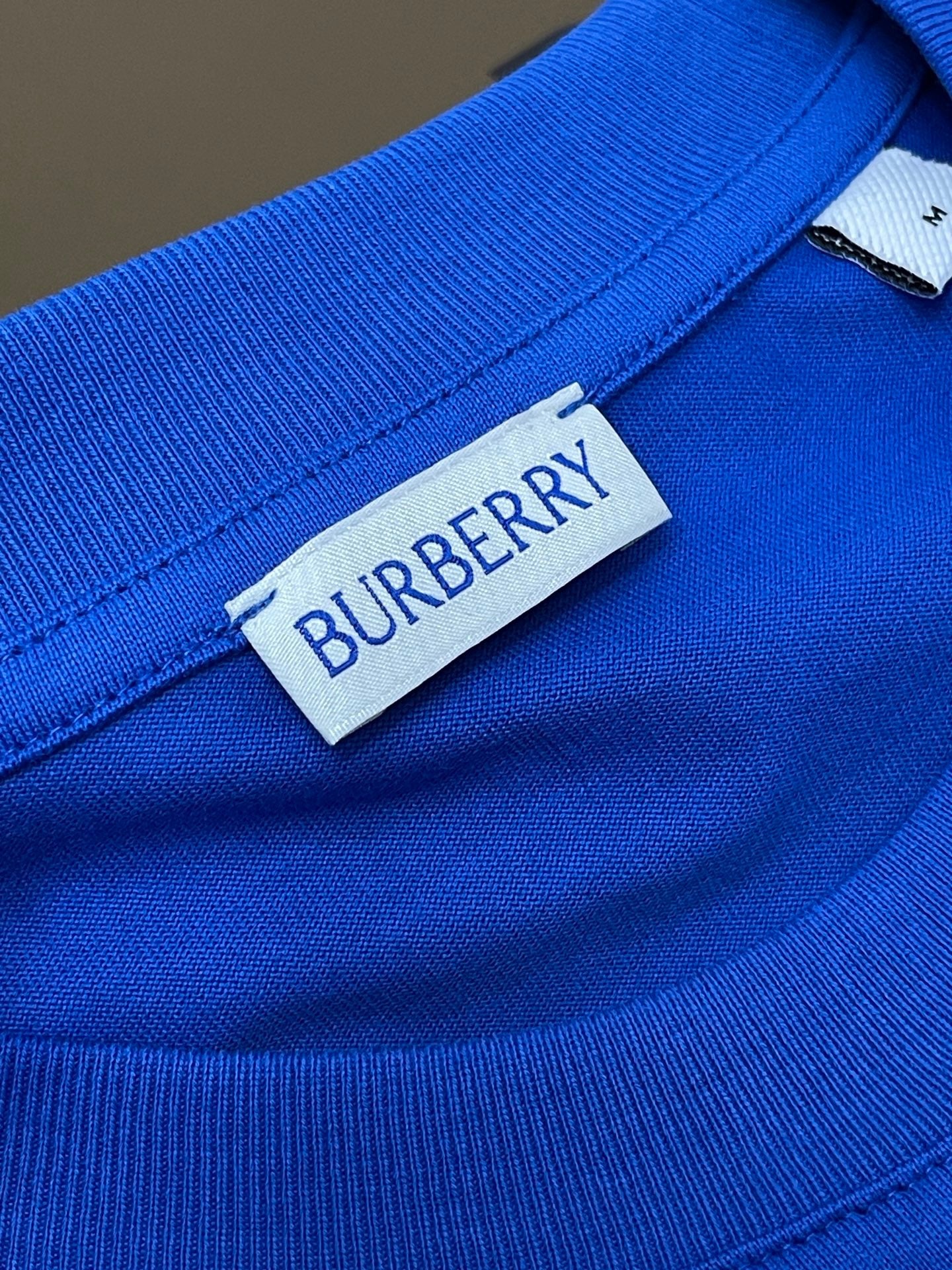 Camiseta negra, blanca y azul