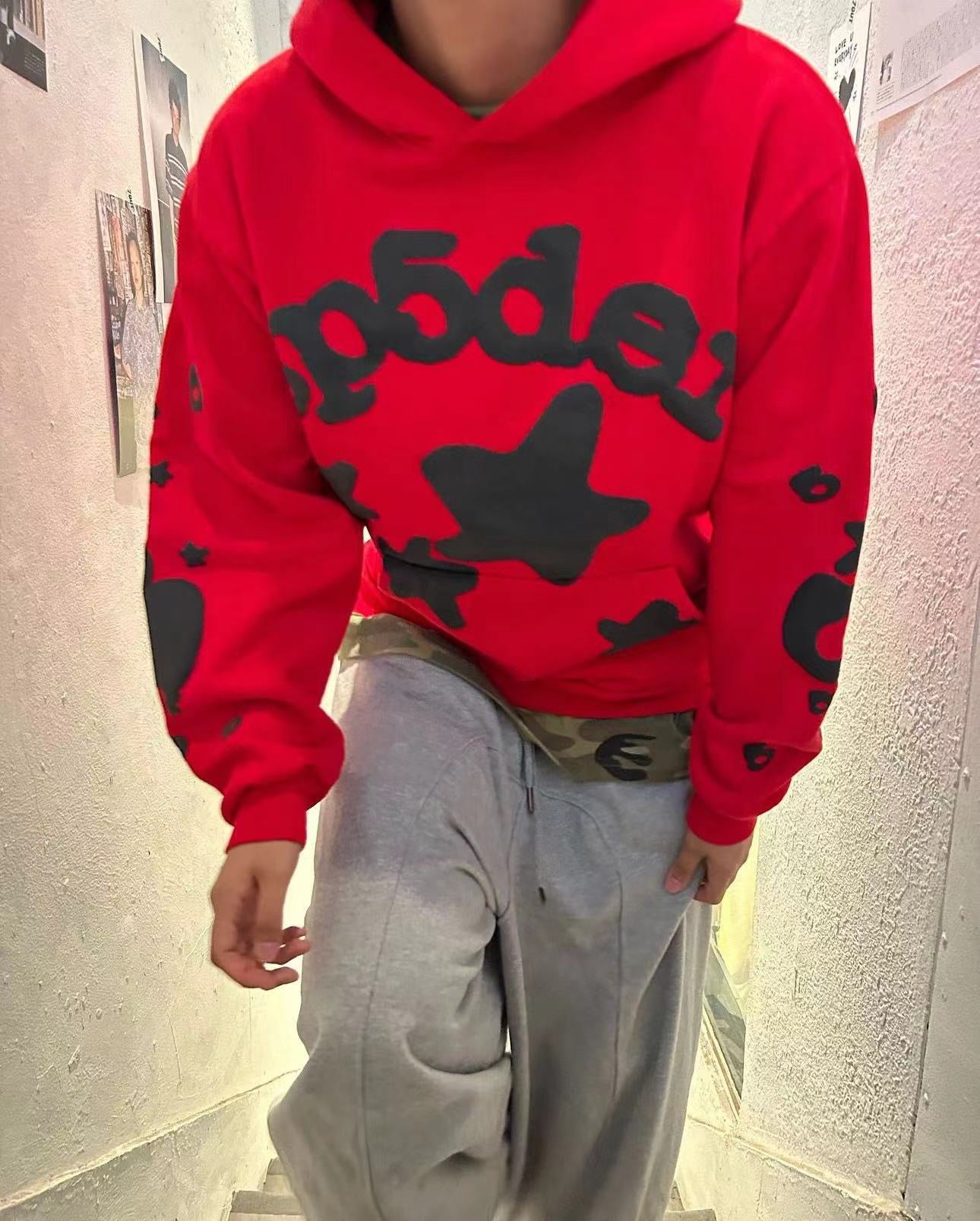 Sudadera con capucha roja