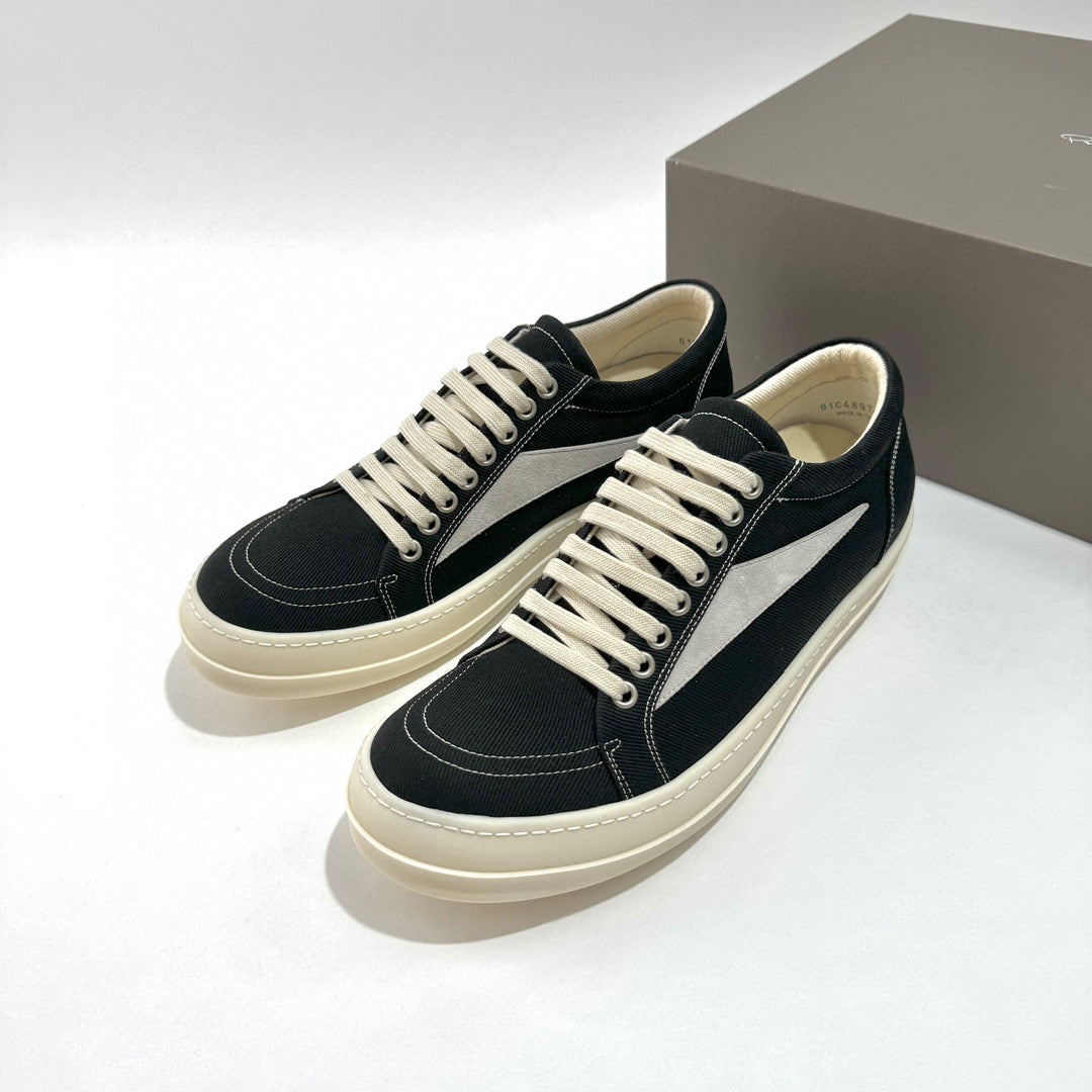 أحذية سوداء وبيضاء