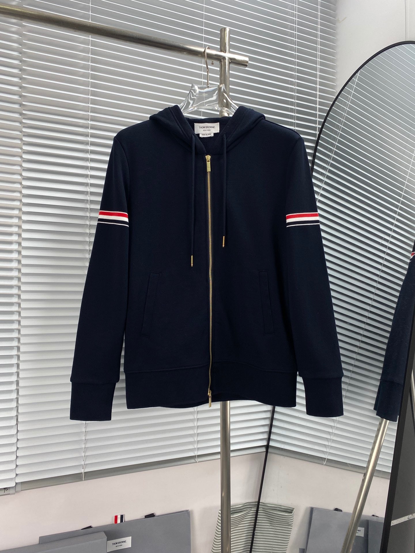 Dunkelblaue und graue Jacke