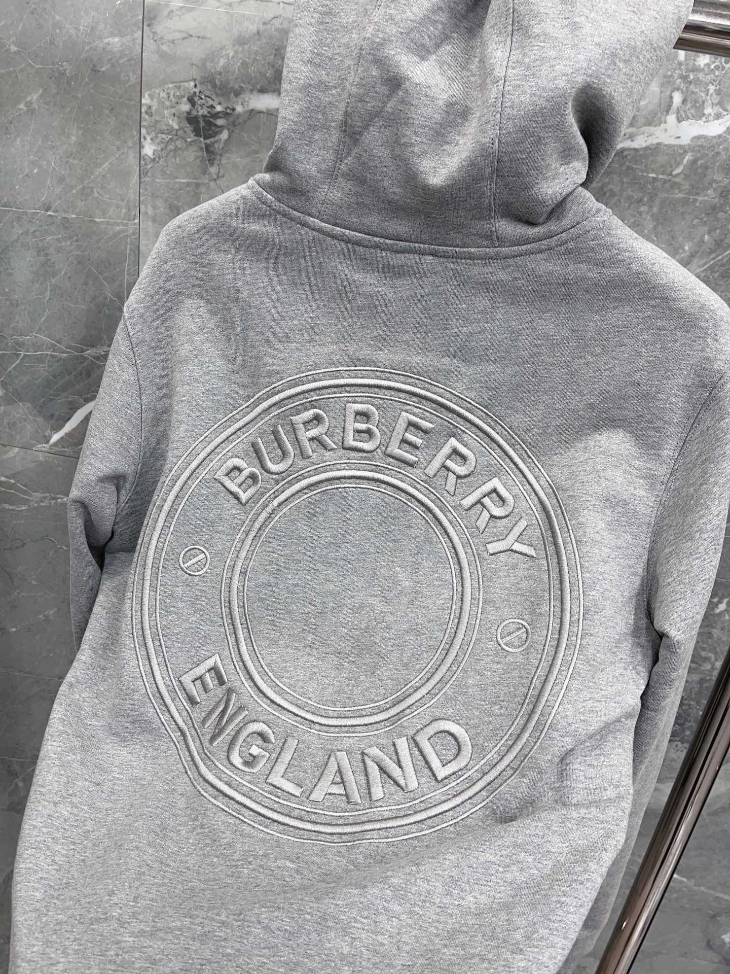 Schwarz-grauer Kapuzenpullover