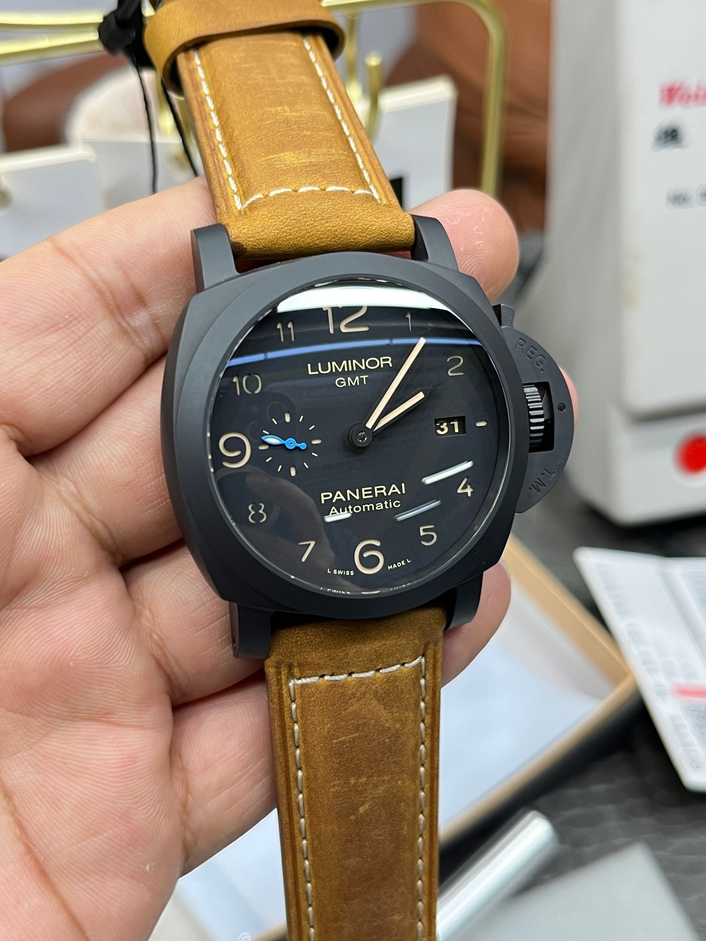 Braun-schwarze Uhr