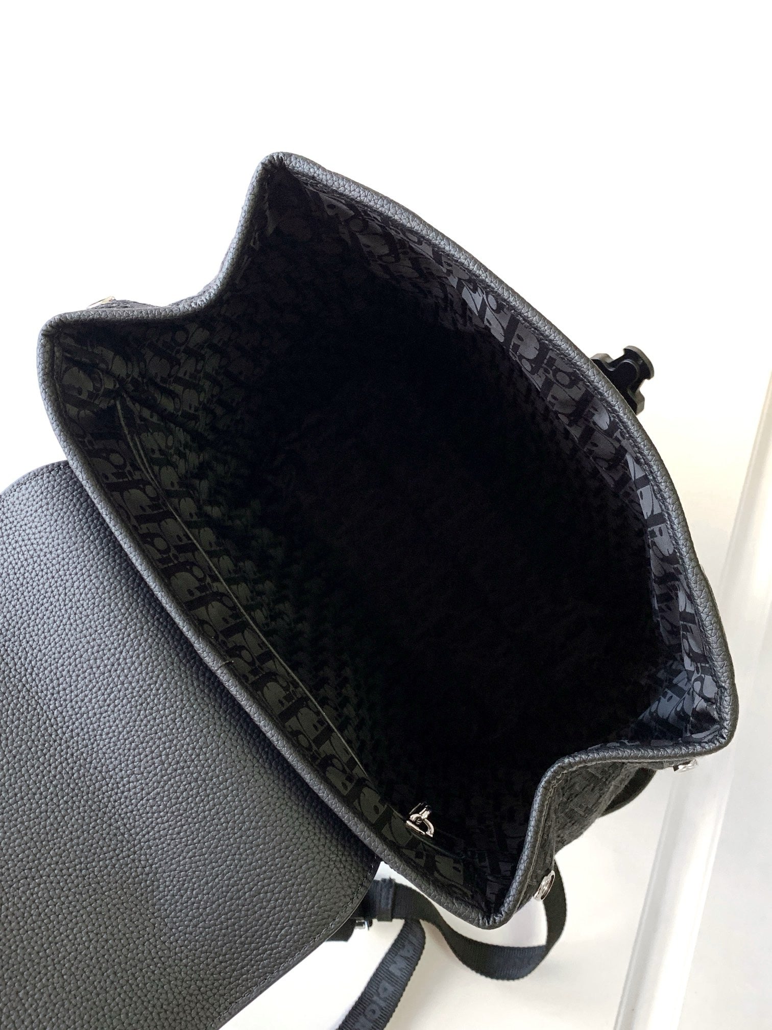 Aprikosen- und schwarze Tasche
