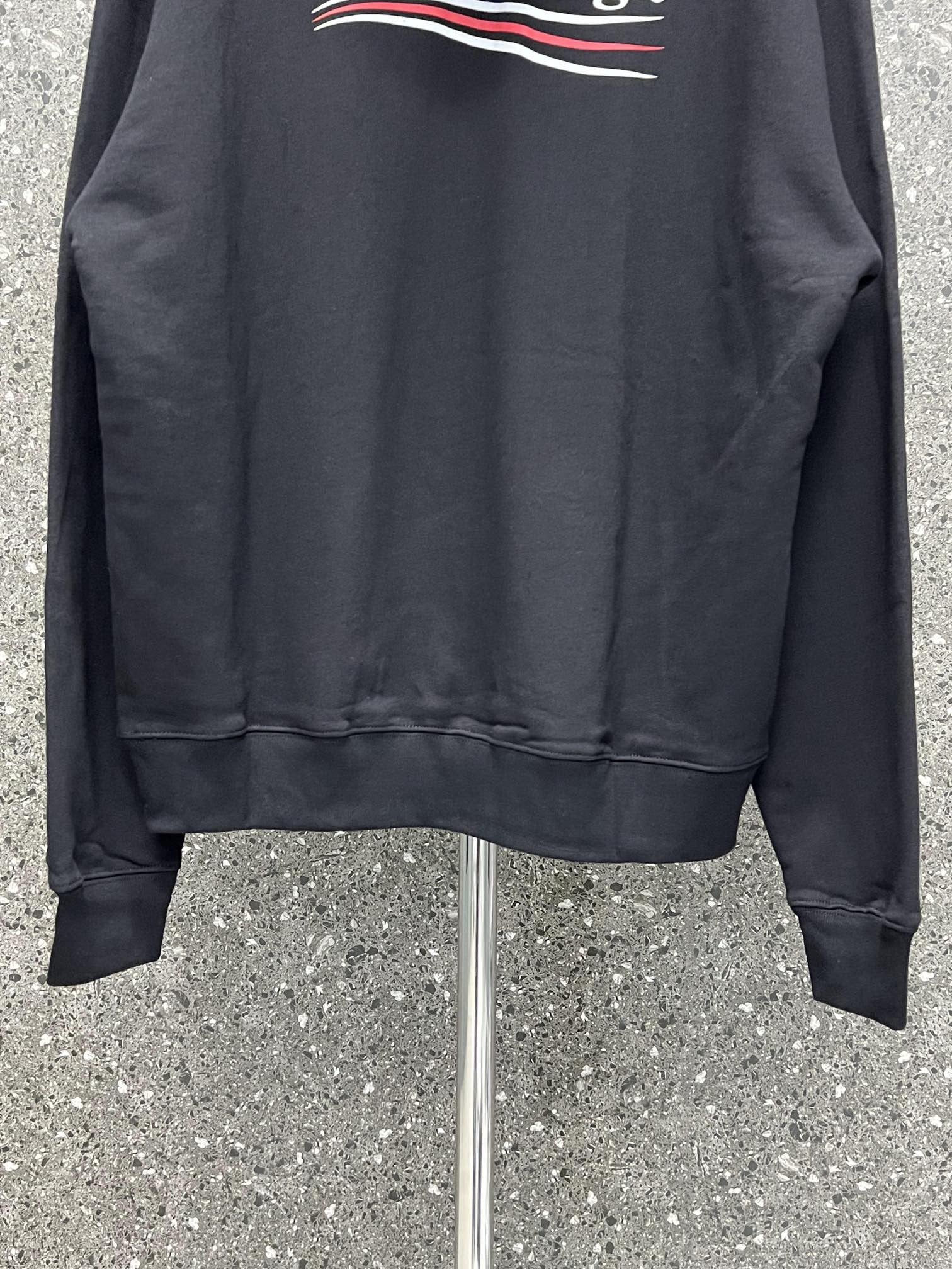 weißer und schwarzer Pullover mit einer Kapuze
