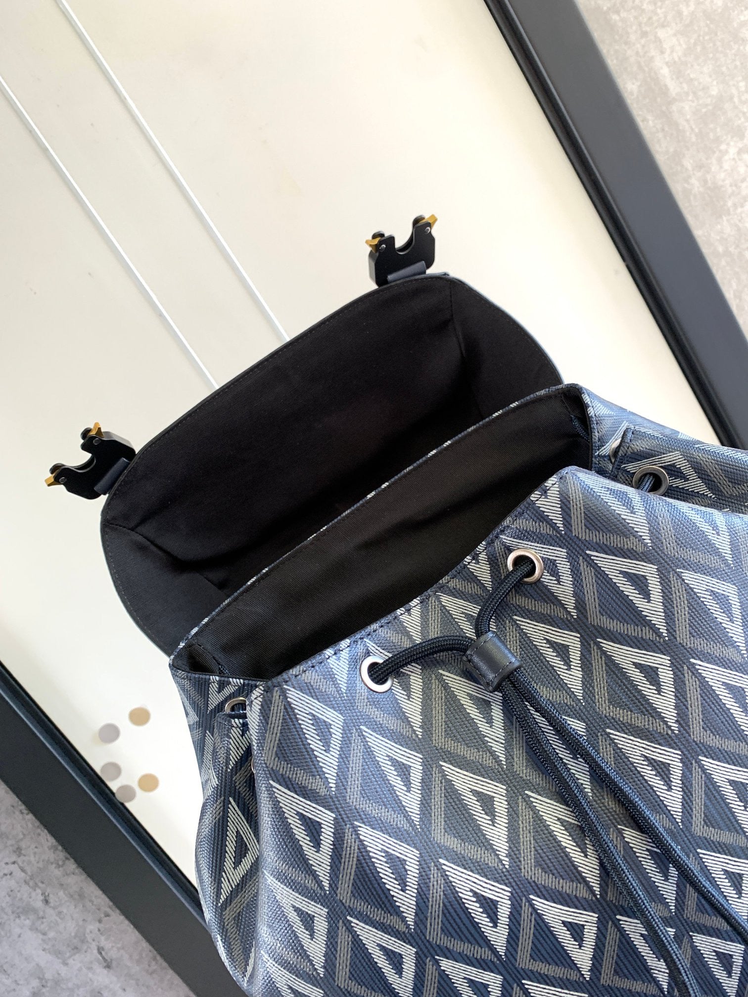 Dunkelblaue Tasche