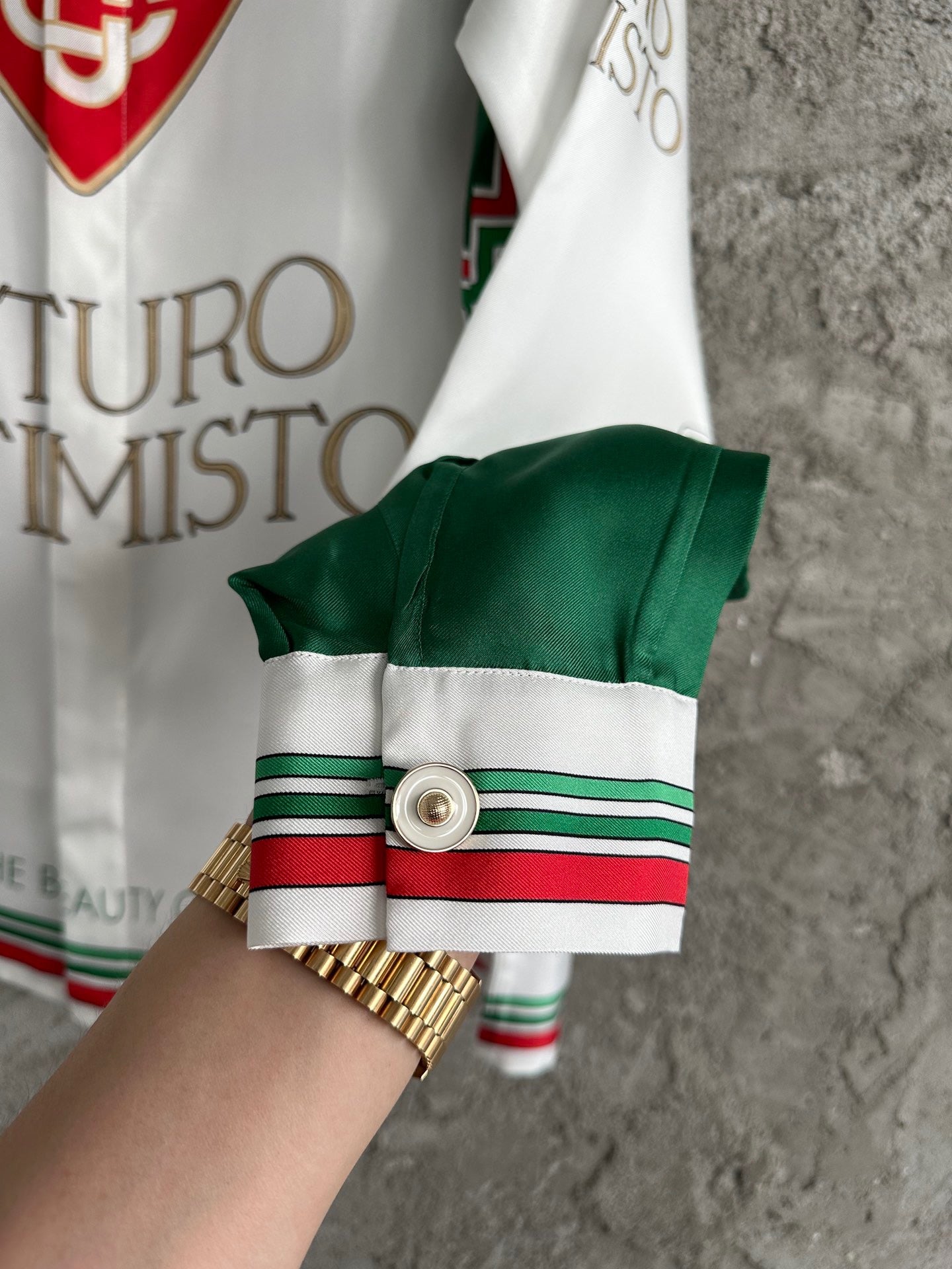 قميص متعدد الألوان