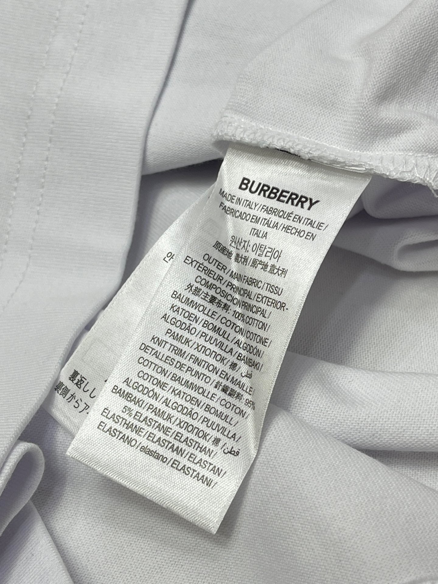 Camiseta negra, blanca y azul