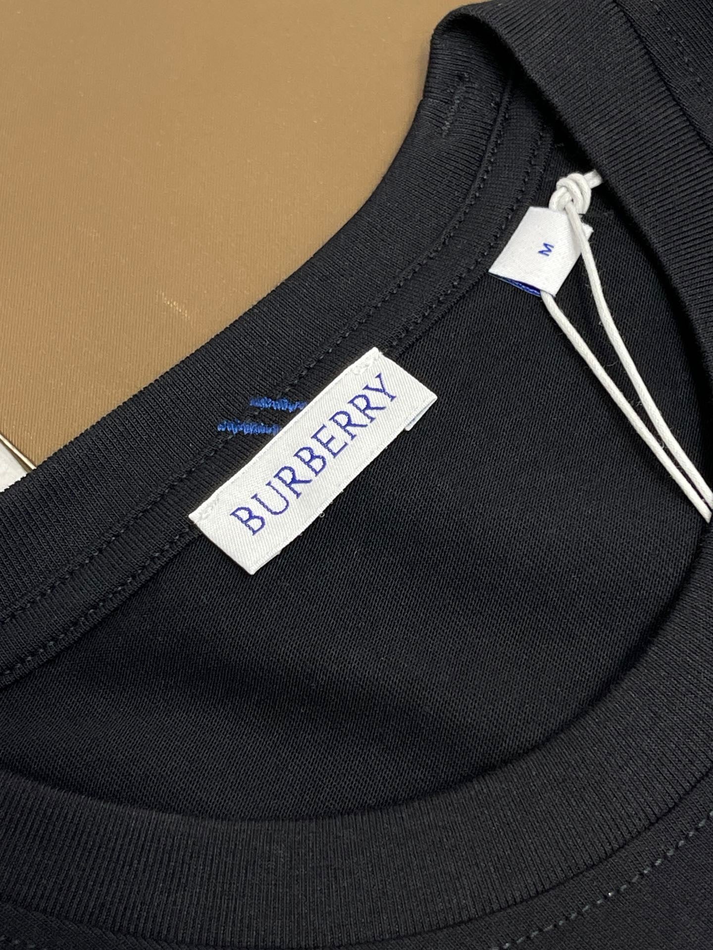 Weißes, grünes und schwarzes T-Shirt