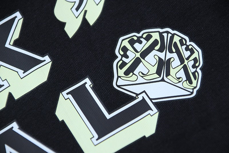 Schwarz-weißes T-Shirt