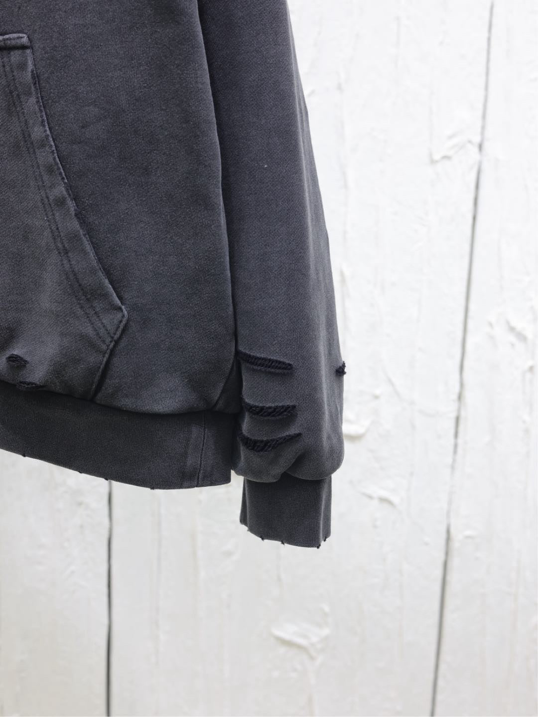 Blauer und schwarzer Kapuzenpullover