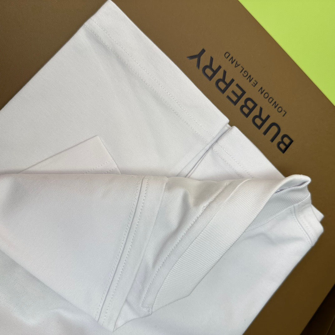Weißes und schwarzes T-Shirt