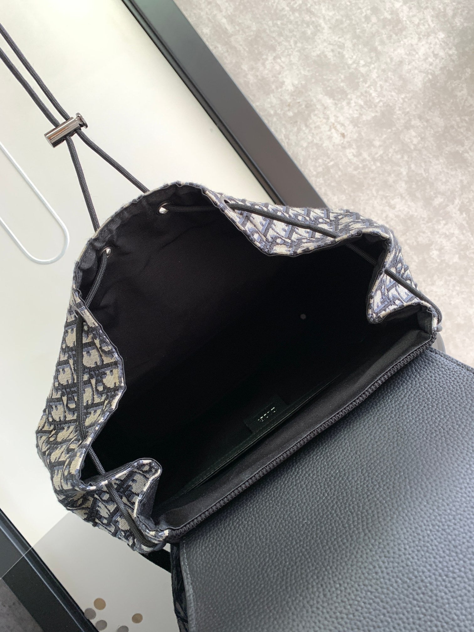 Aprikosen- und schwarze Tasche