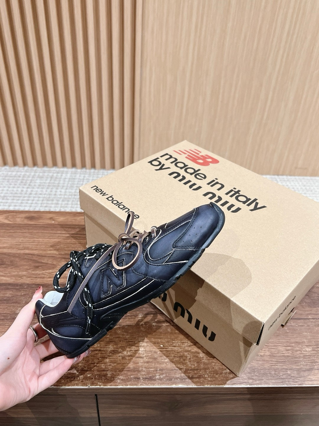 أحذية متعددة الألوان