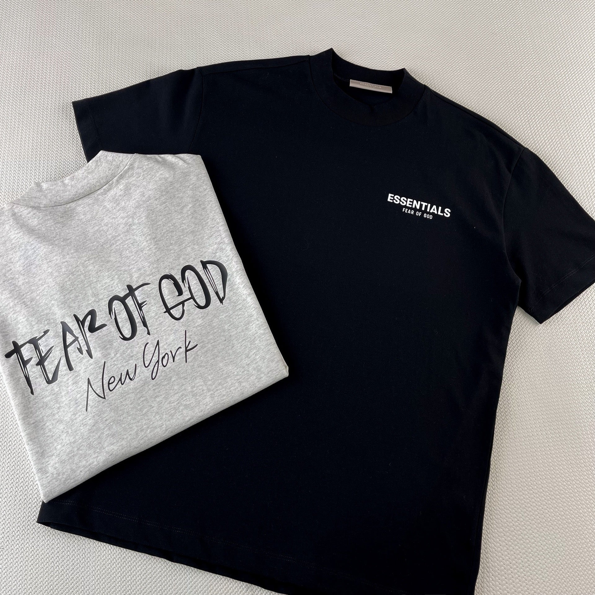 Schwarzes und graues T-Shirt