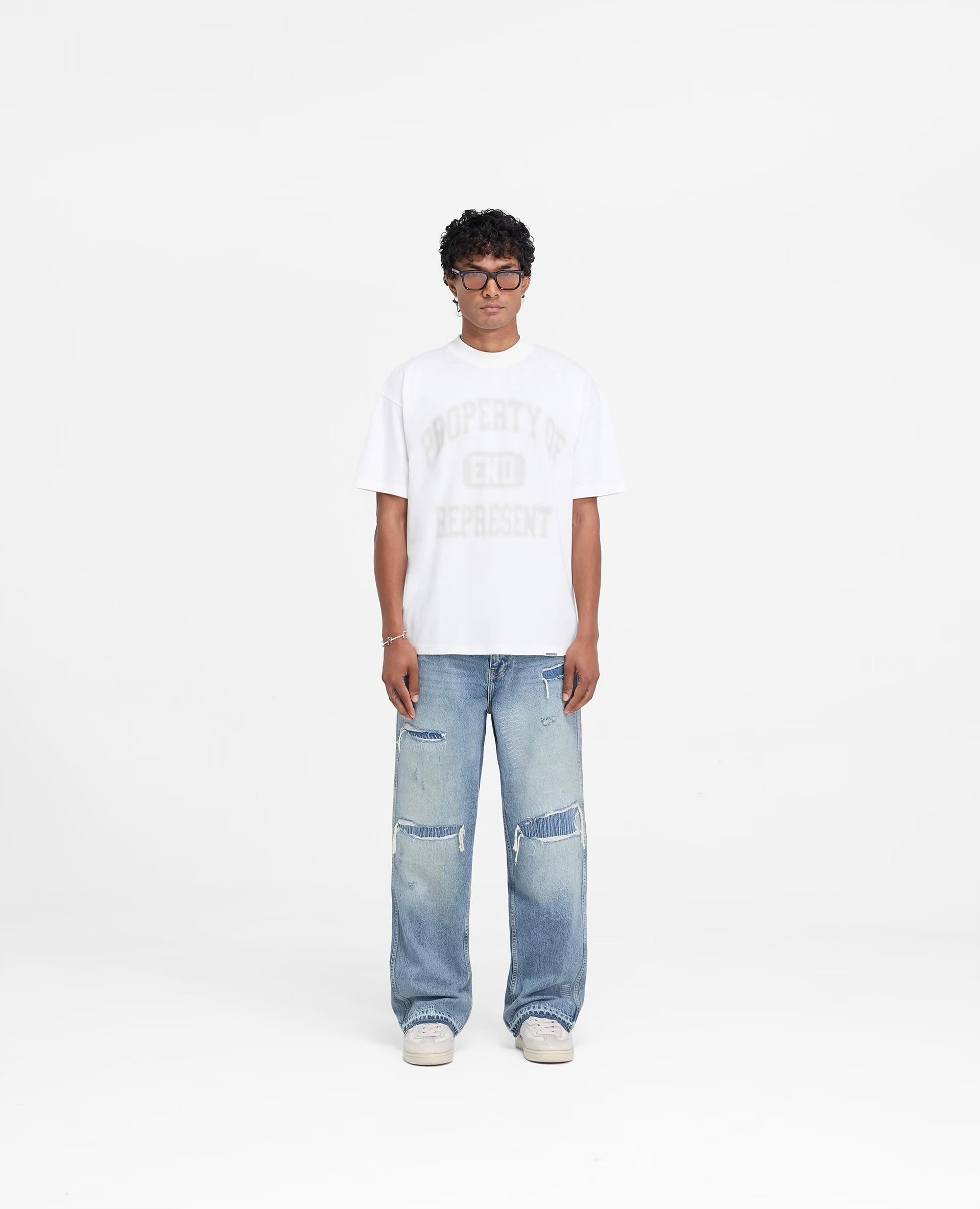 Weißes und altes schwarzes T-Shirt