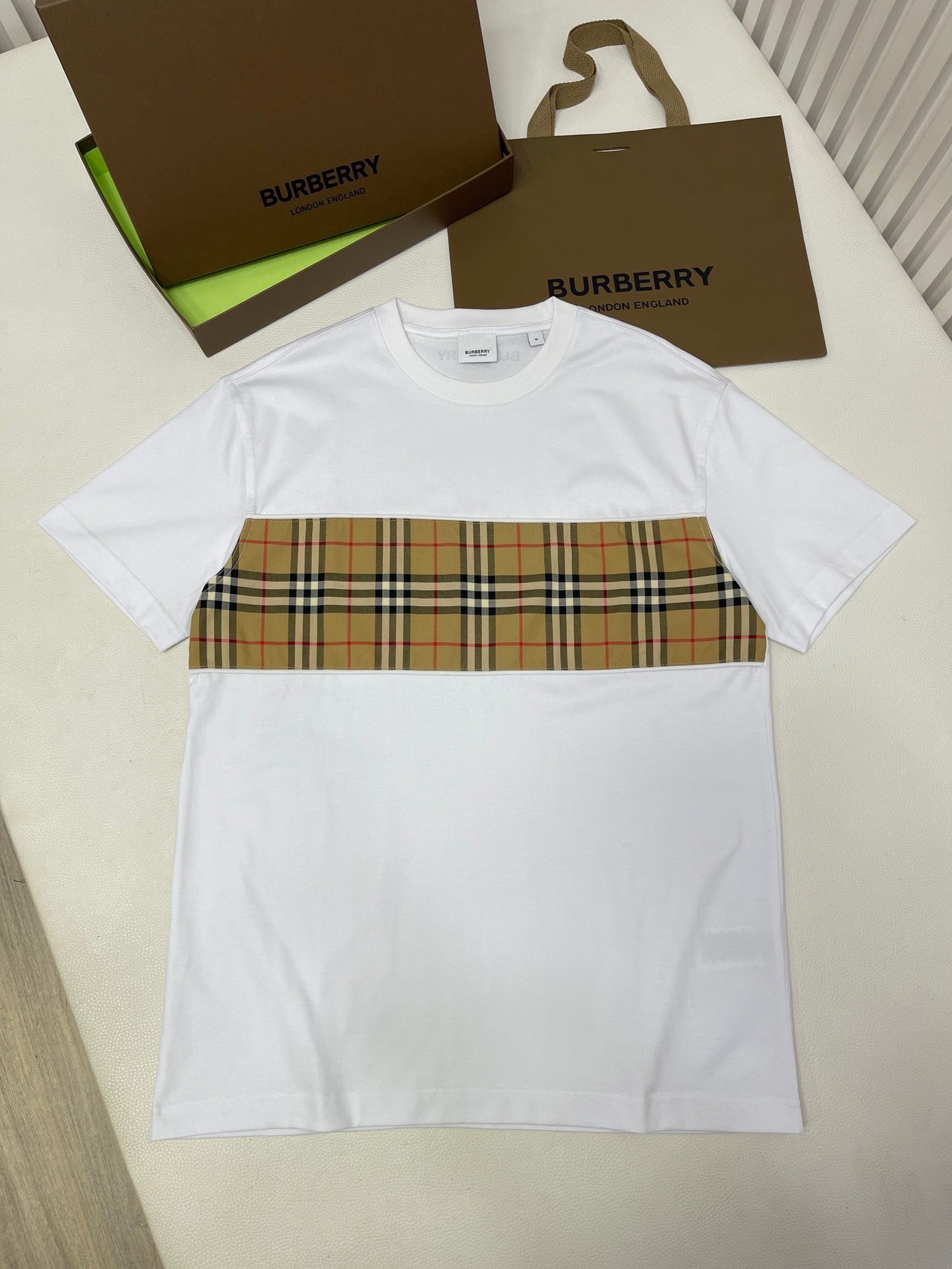 Schwarzes, weißes und khakifarbenes T-Shirt