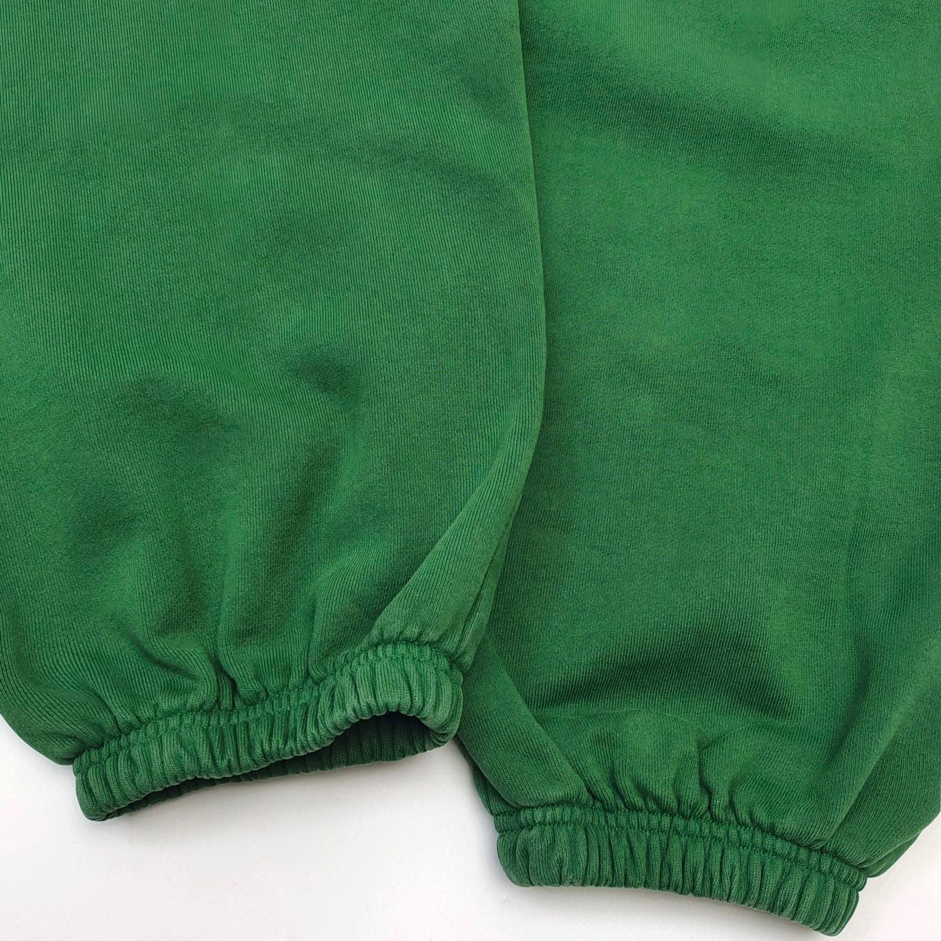 Grüne und rote Hose