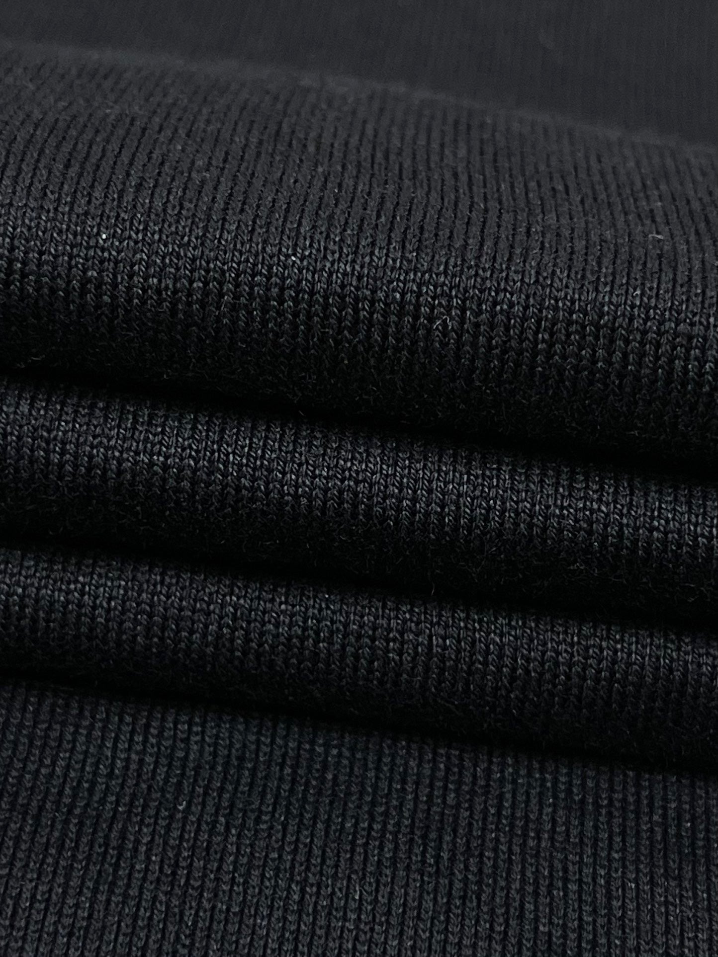 Schwarzes, weißes und blaues T-Shirt