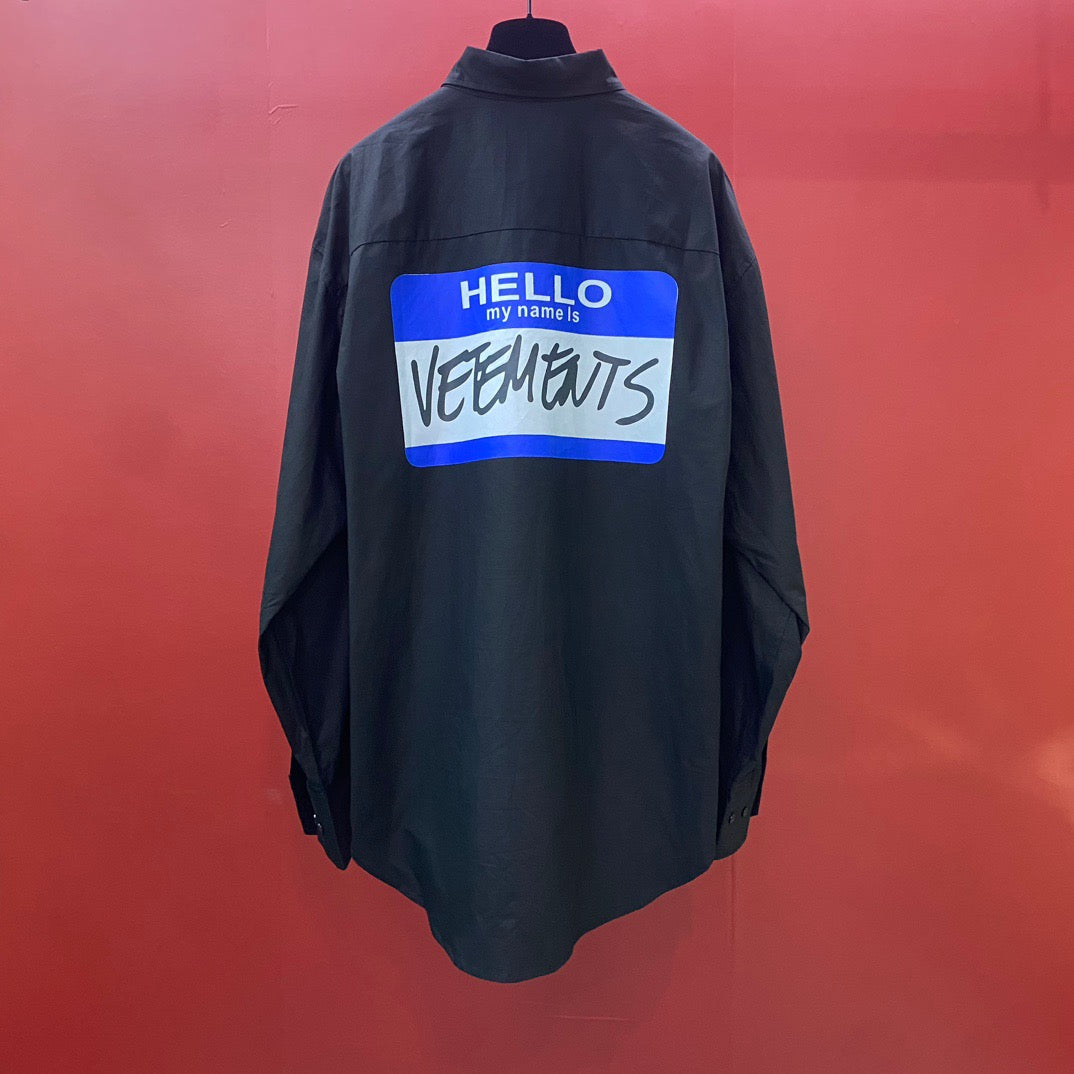 Schwarze und weiße Jacke