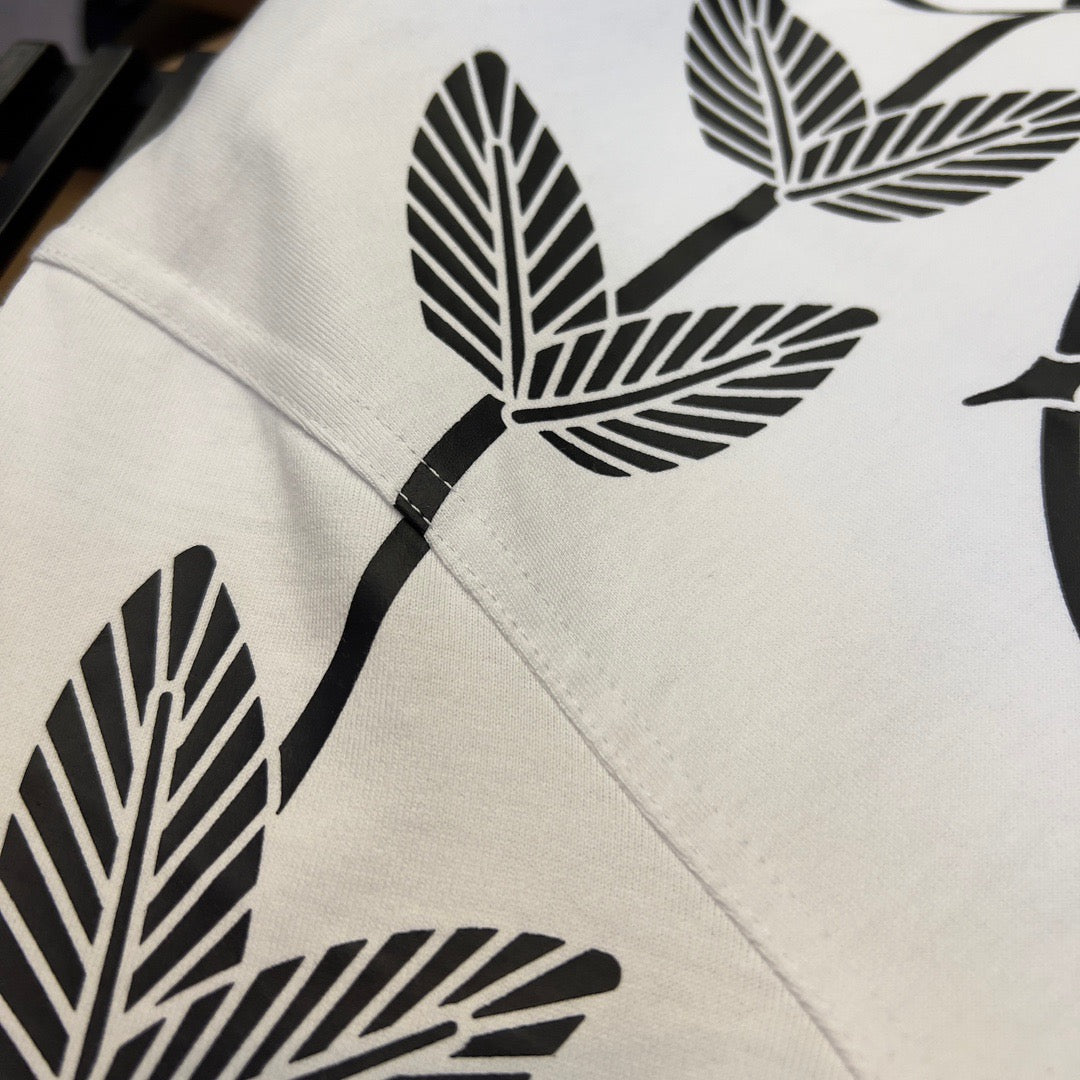 Schwarz-weißes T-Shirt