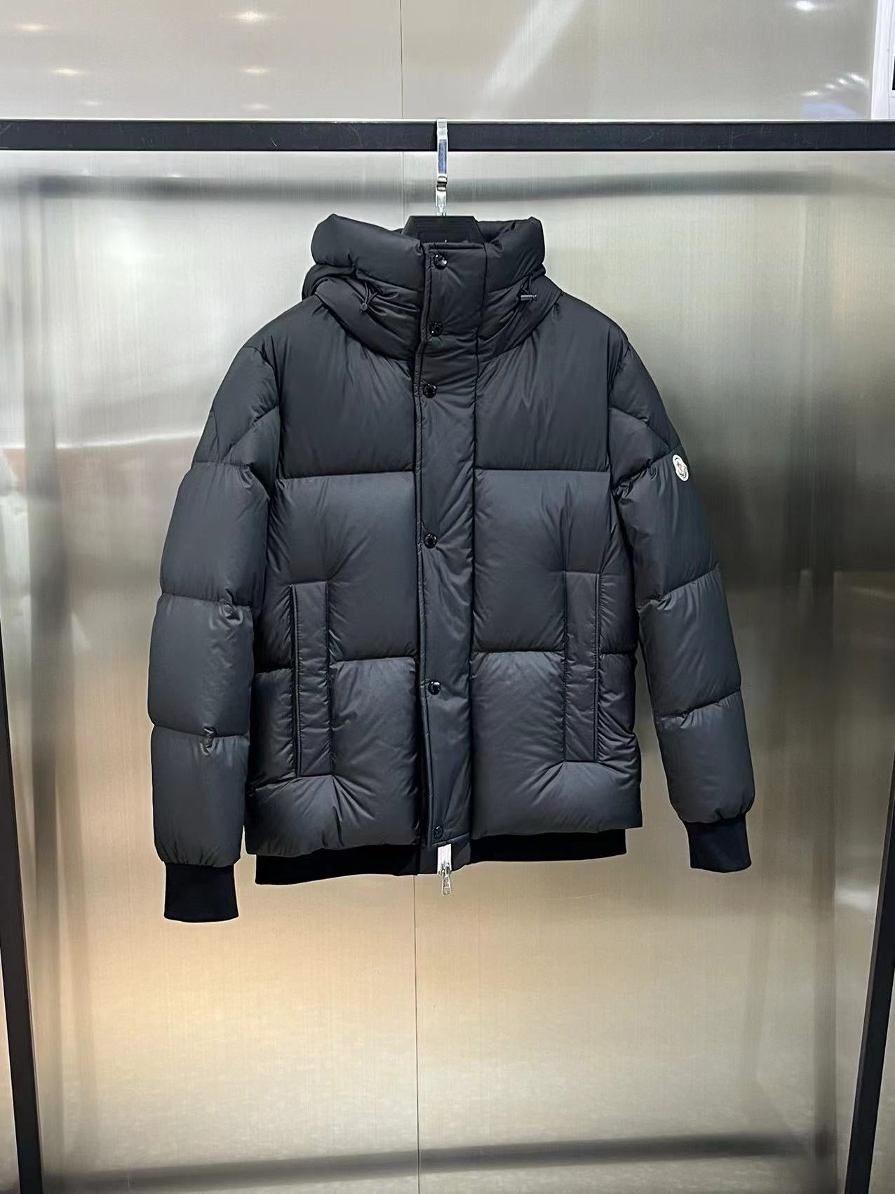 Schwarze, blaue und weiße Jacke