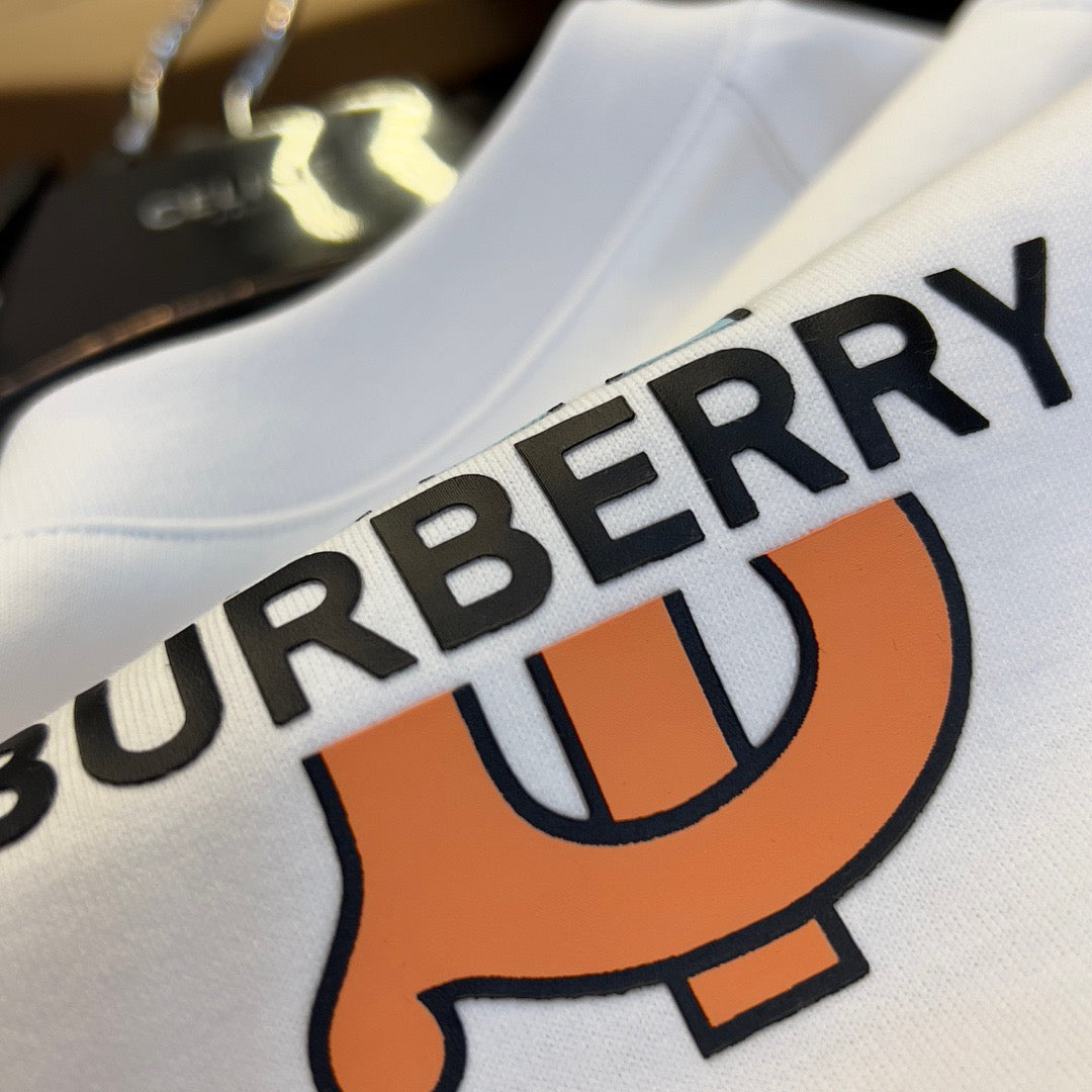 تي شيرت أبيض وأسود