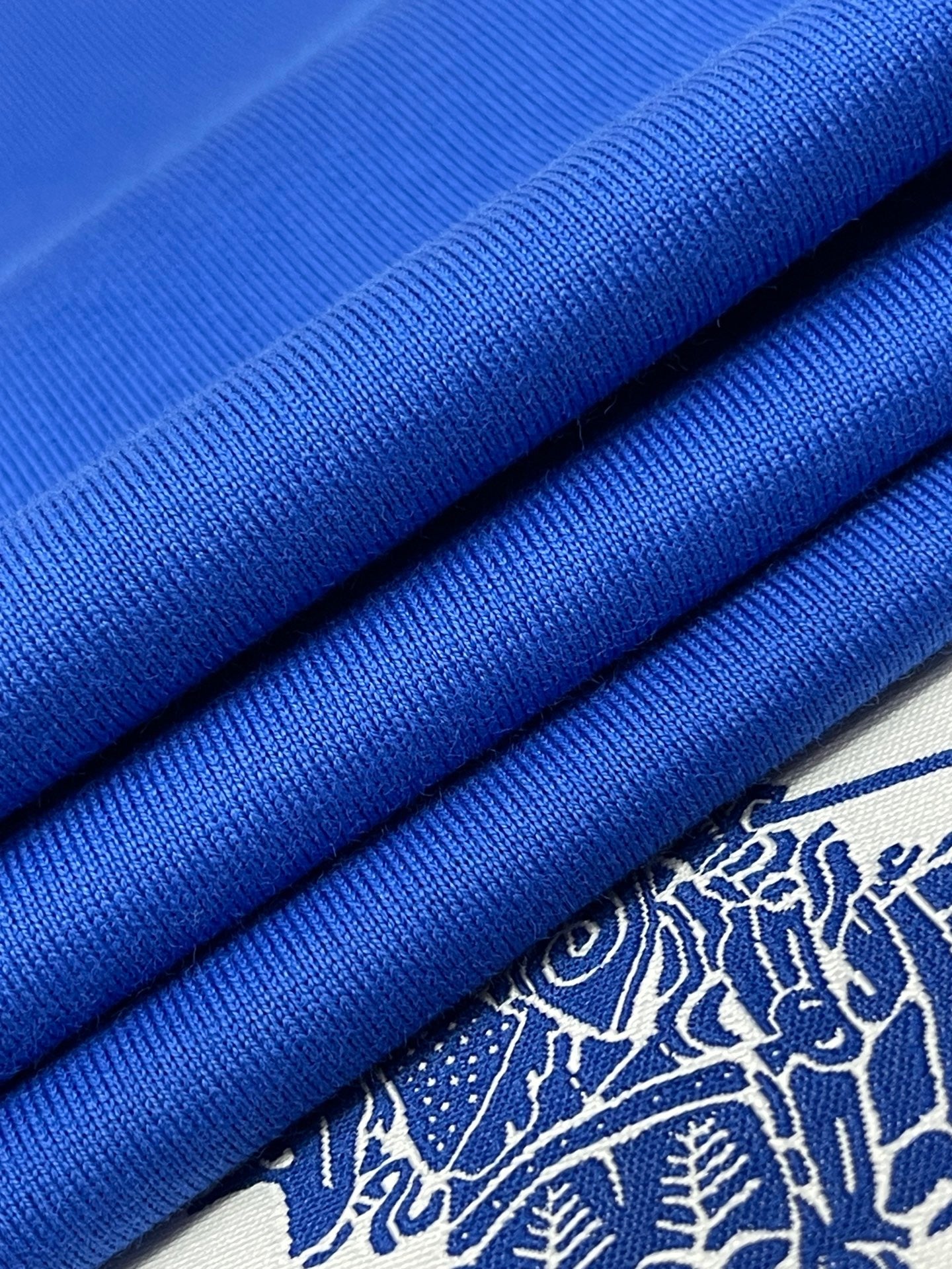 Camiseta negra, blanca y azul