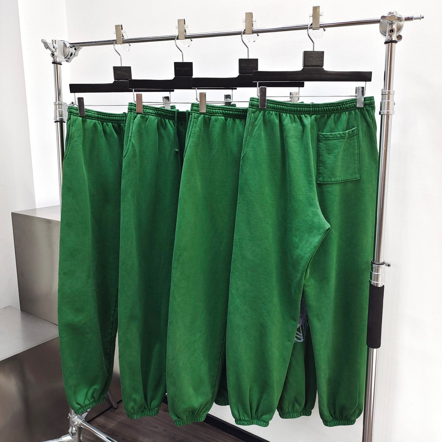 Grüne und rote Hose