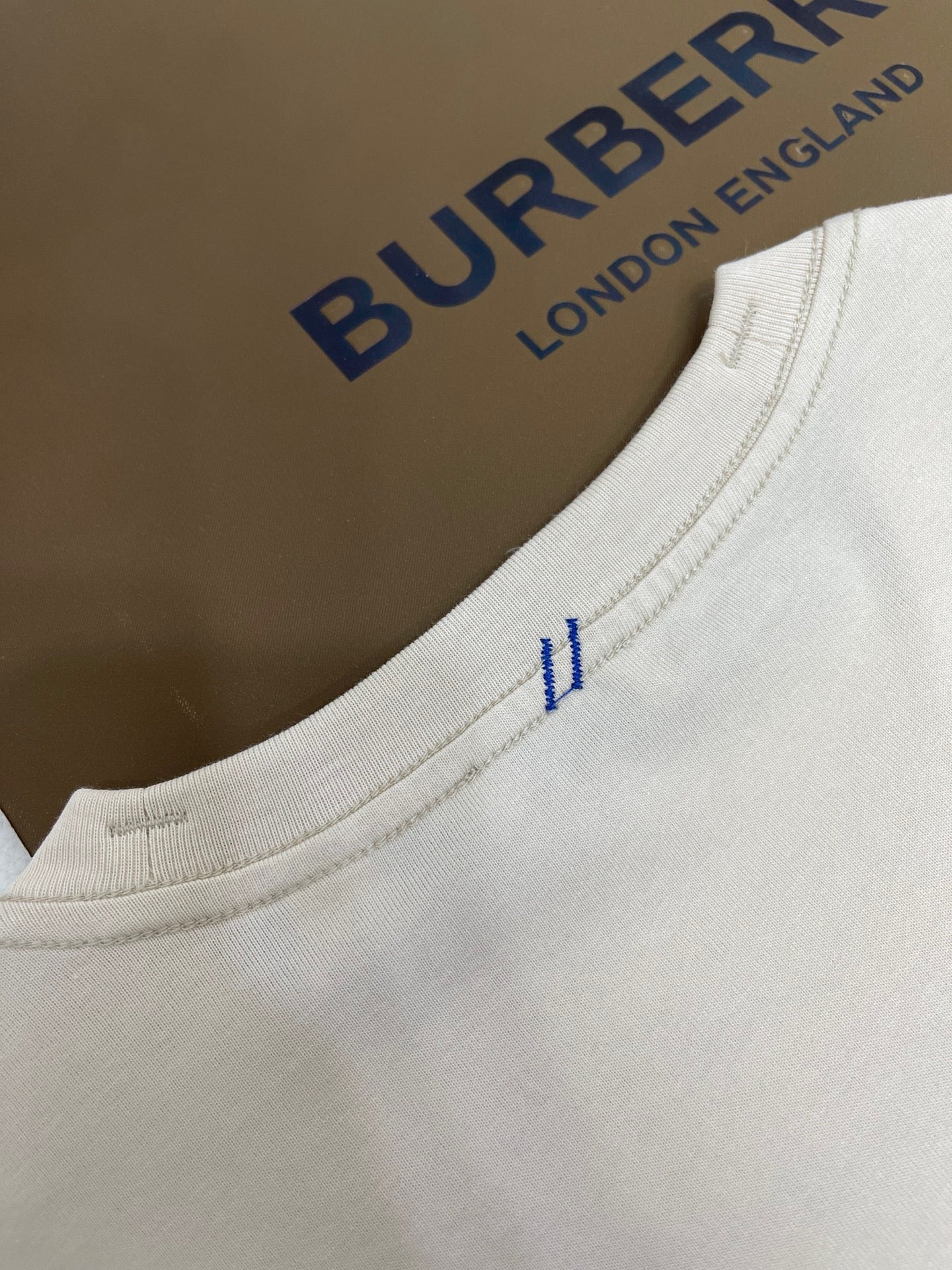 Weißes, grünes und schwarzes T-Shirt