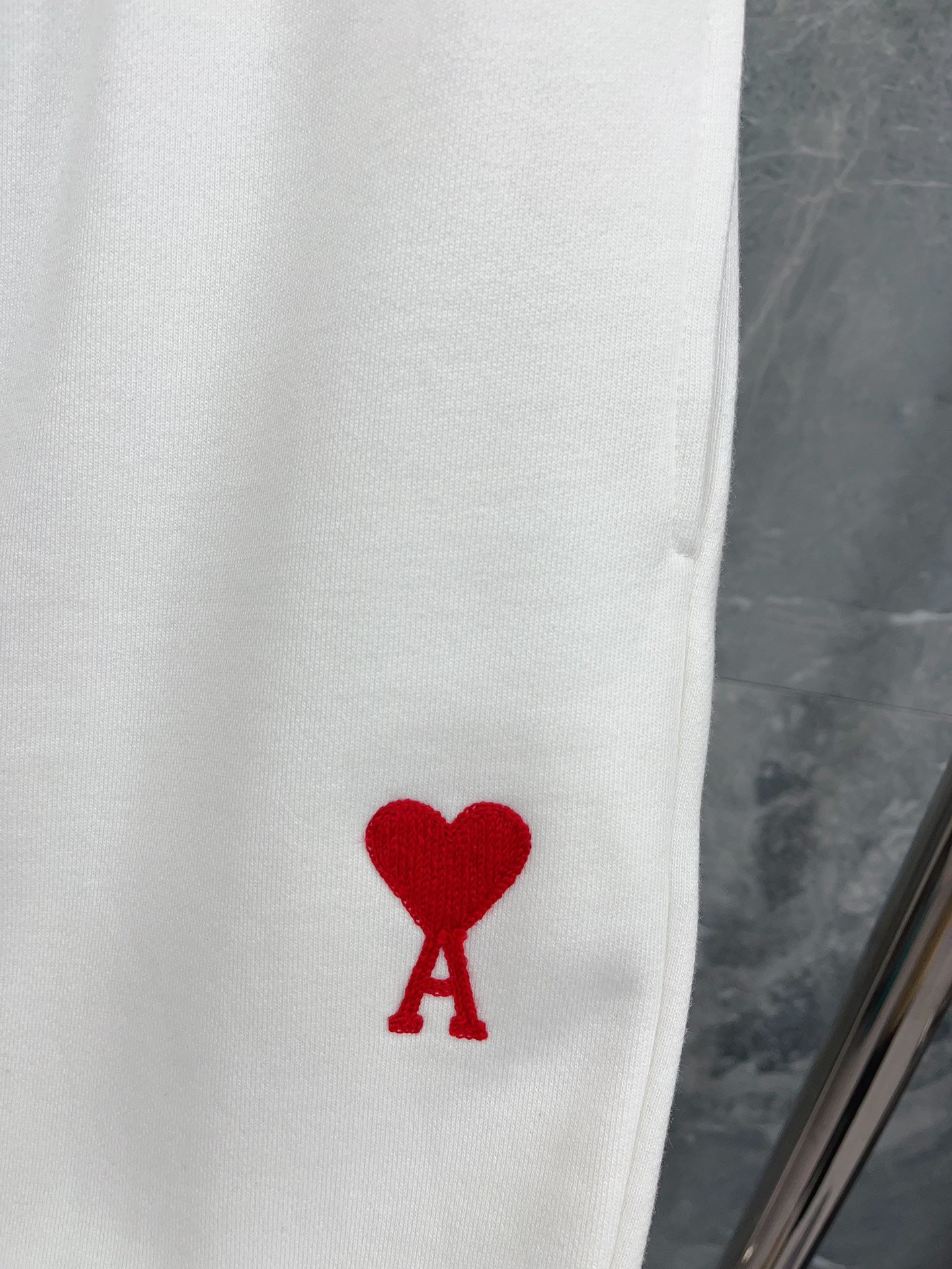 بنطال أسود ورمادي وأبيض