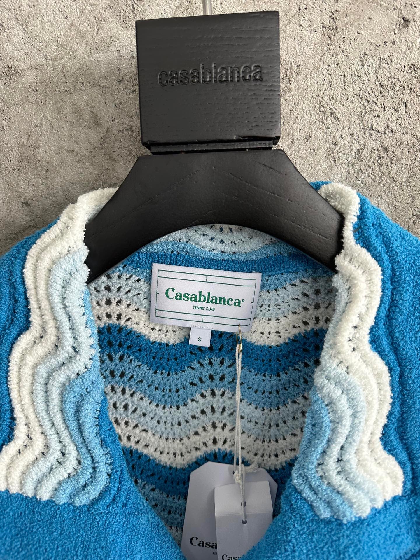 Gelbes und blaues Hemd