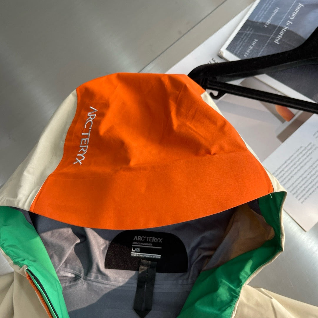 سترة متعددة الألوان