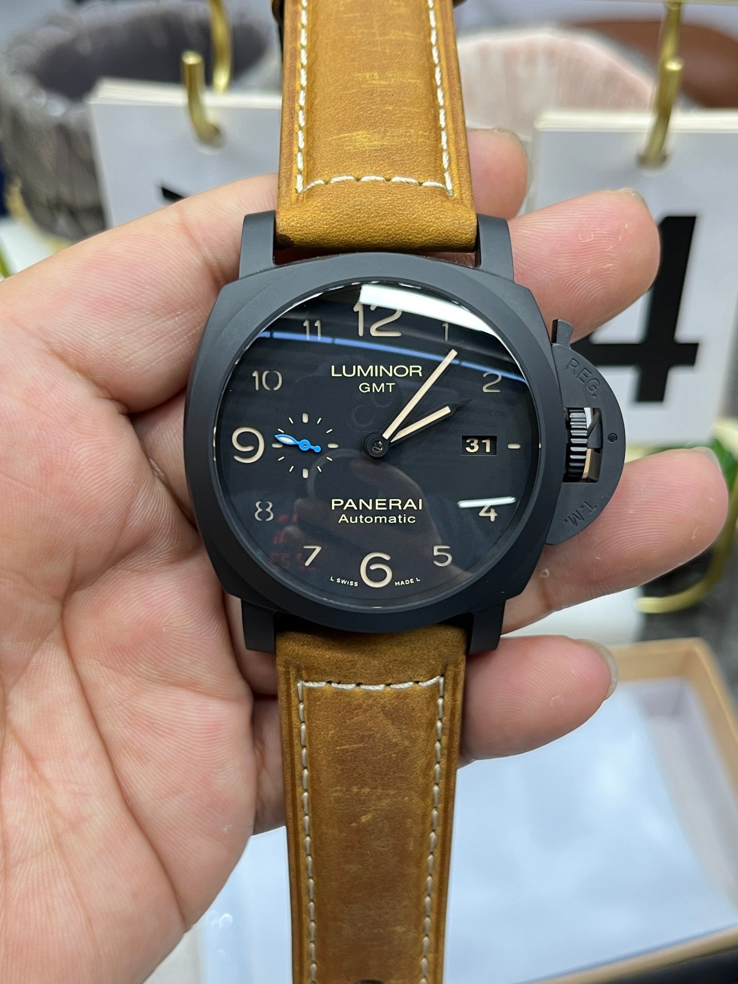 Braun-schwarze Uhr