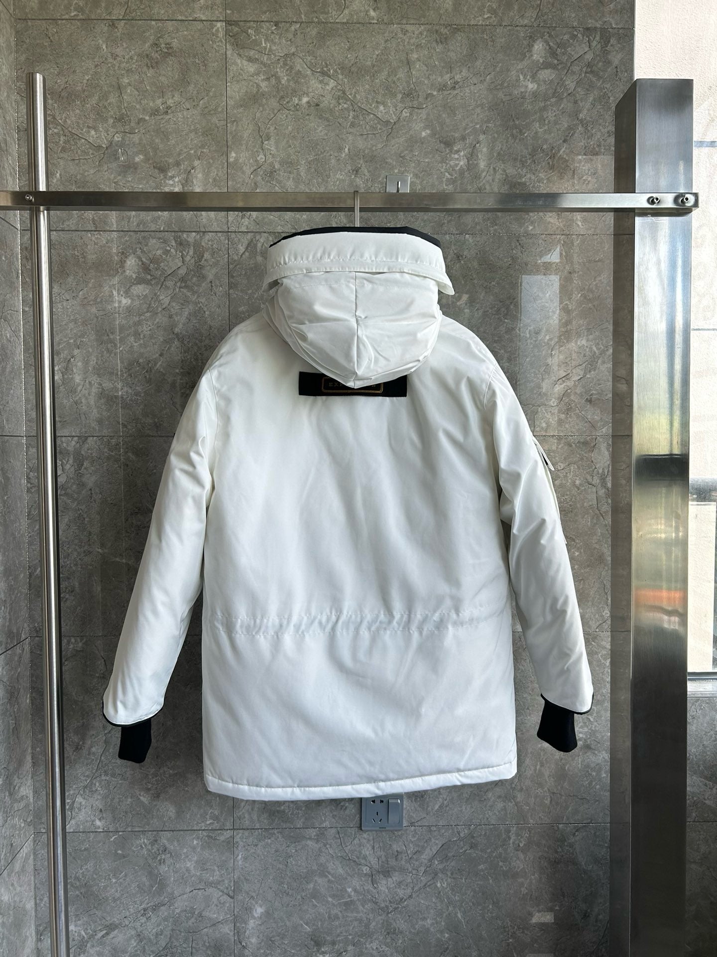 Weiße, graue, rote und schwarze Jacke