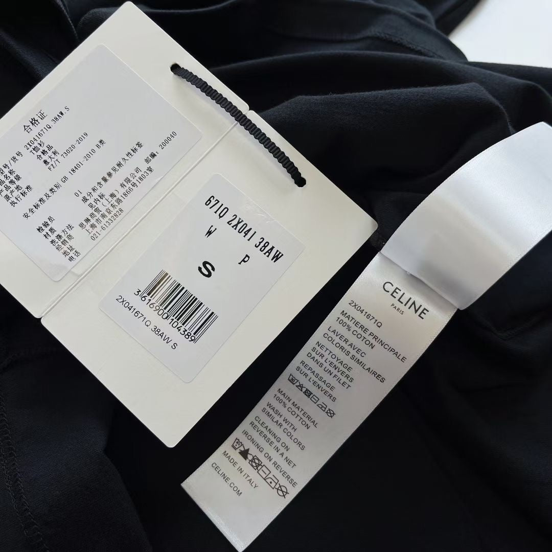 Schwarz-weißes T-Shirt