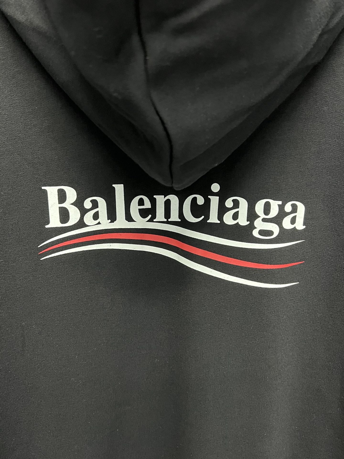 weißer und schwarzer Pullover mit einer Kapuze