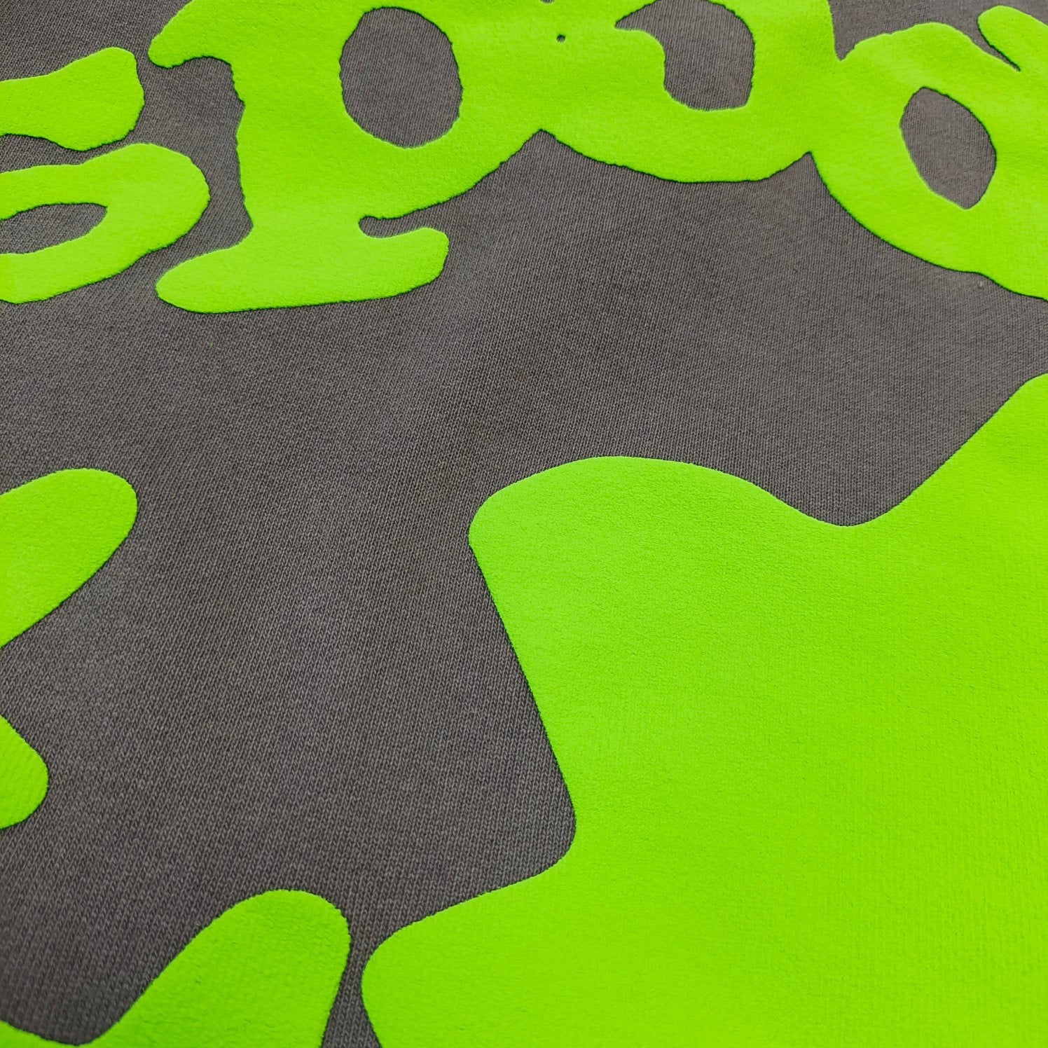 Dunkelgrauer Hoodie