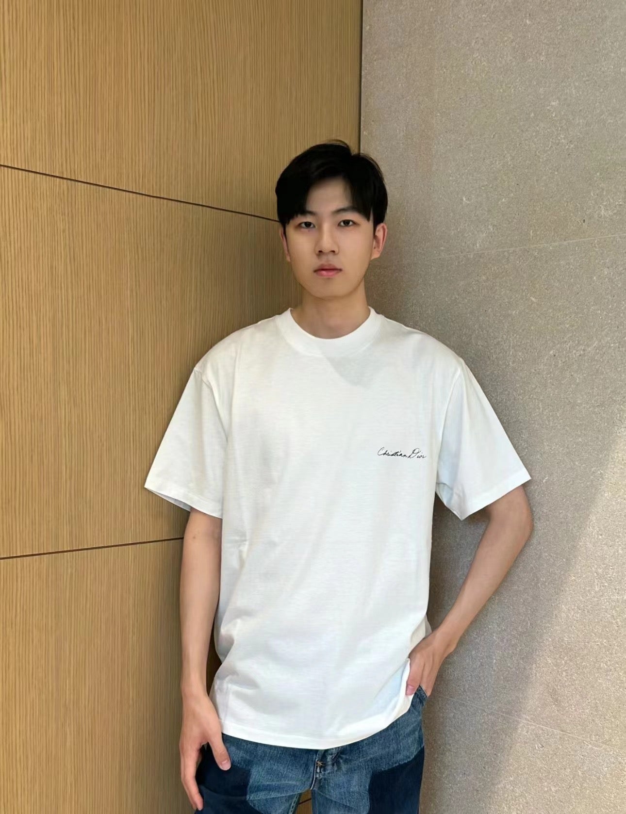 تي شيرت أبيض وأسود